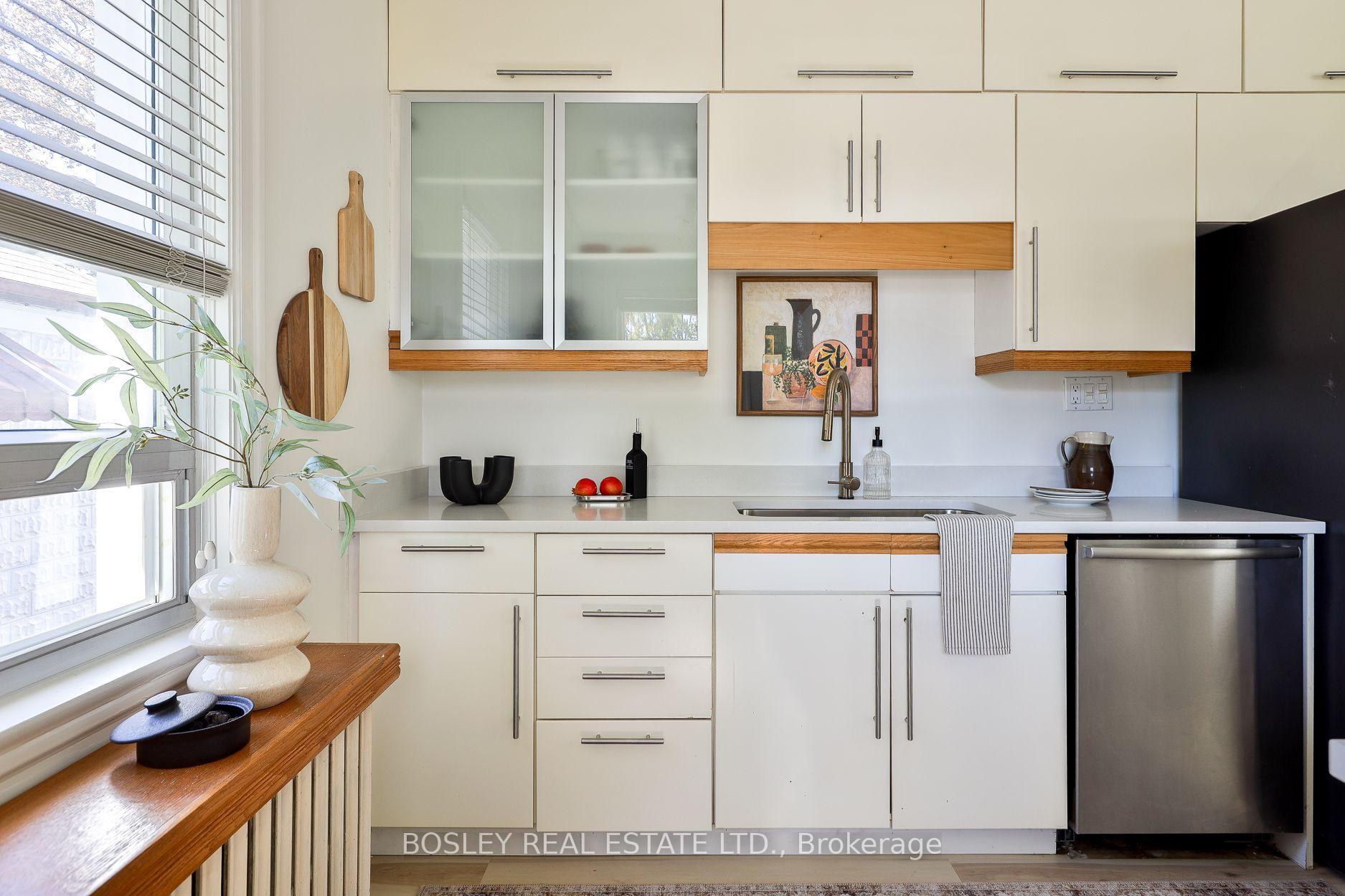 Photo 13 of 16 Delroy Drive, Etobicoke, Stonegate-Queensway — HOMEH