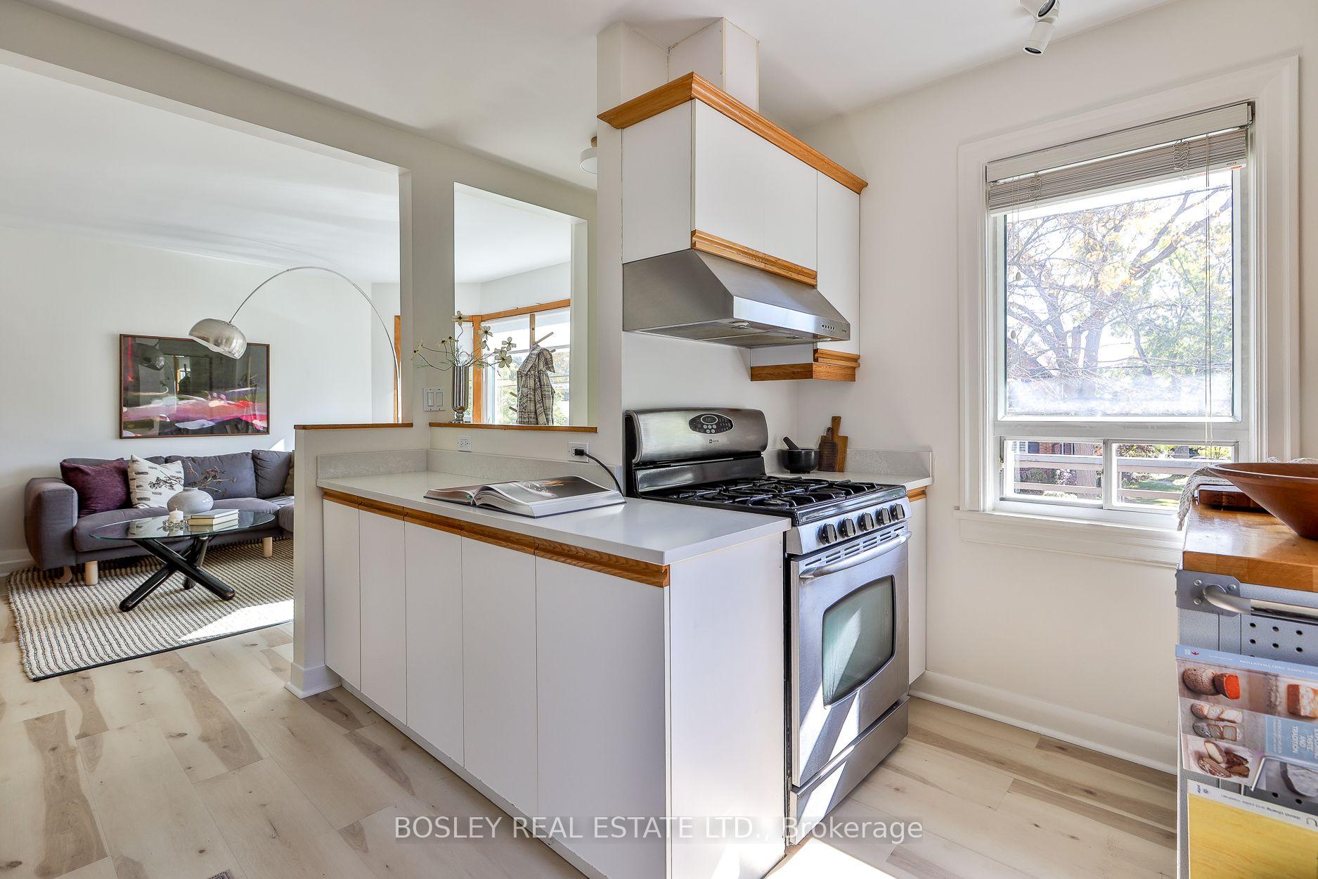 Photo 14 of 16 Delroy Drive, Etobicoke, Stonegate-Queensway — HOMEH