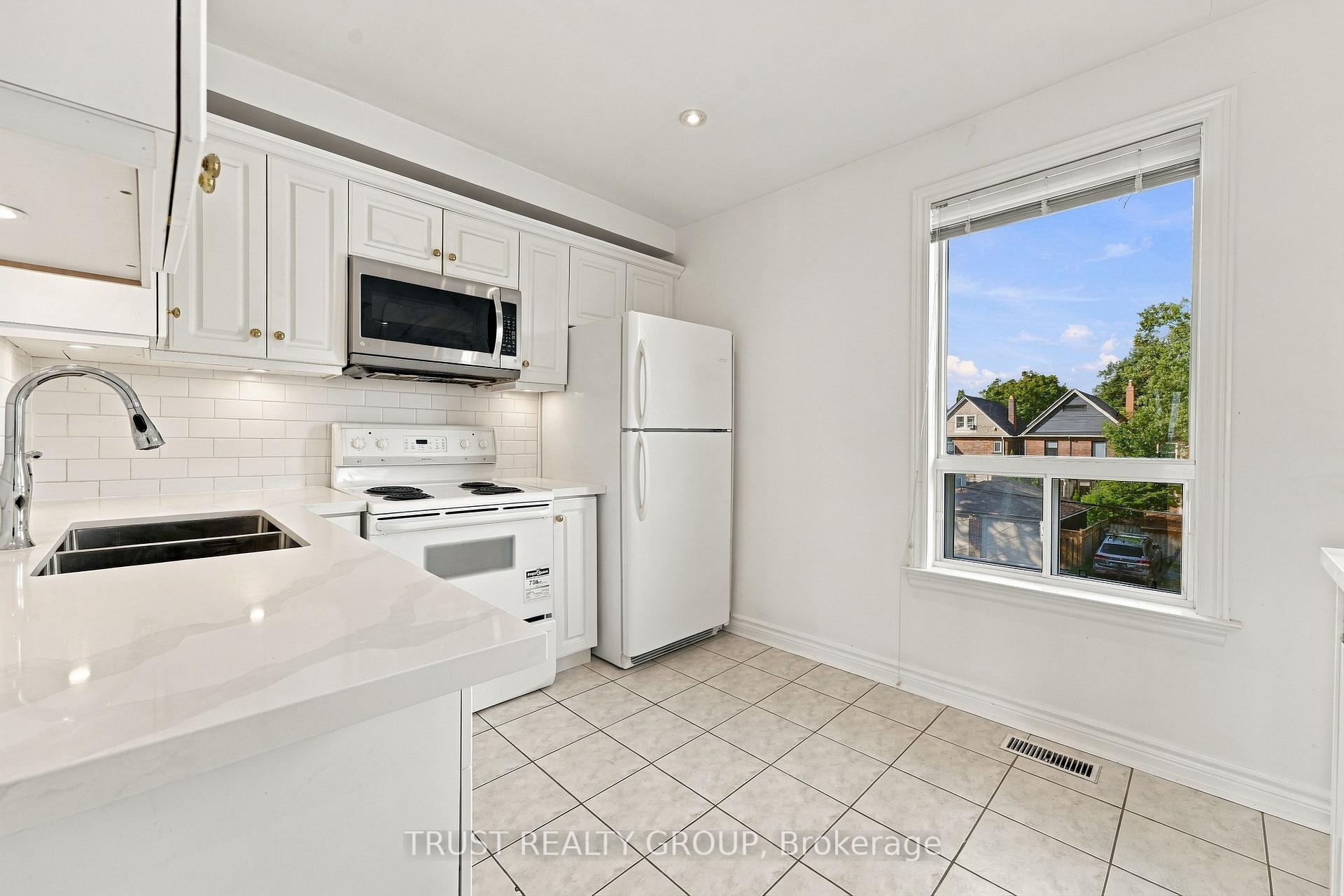 Photo 5 of Unit 2nd & 3rd Floor, 2279 Dundas Street W, Toronto, High Park-Swansea — HOMEH