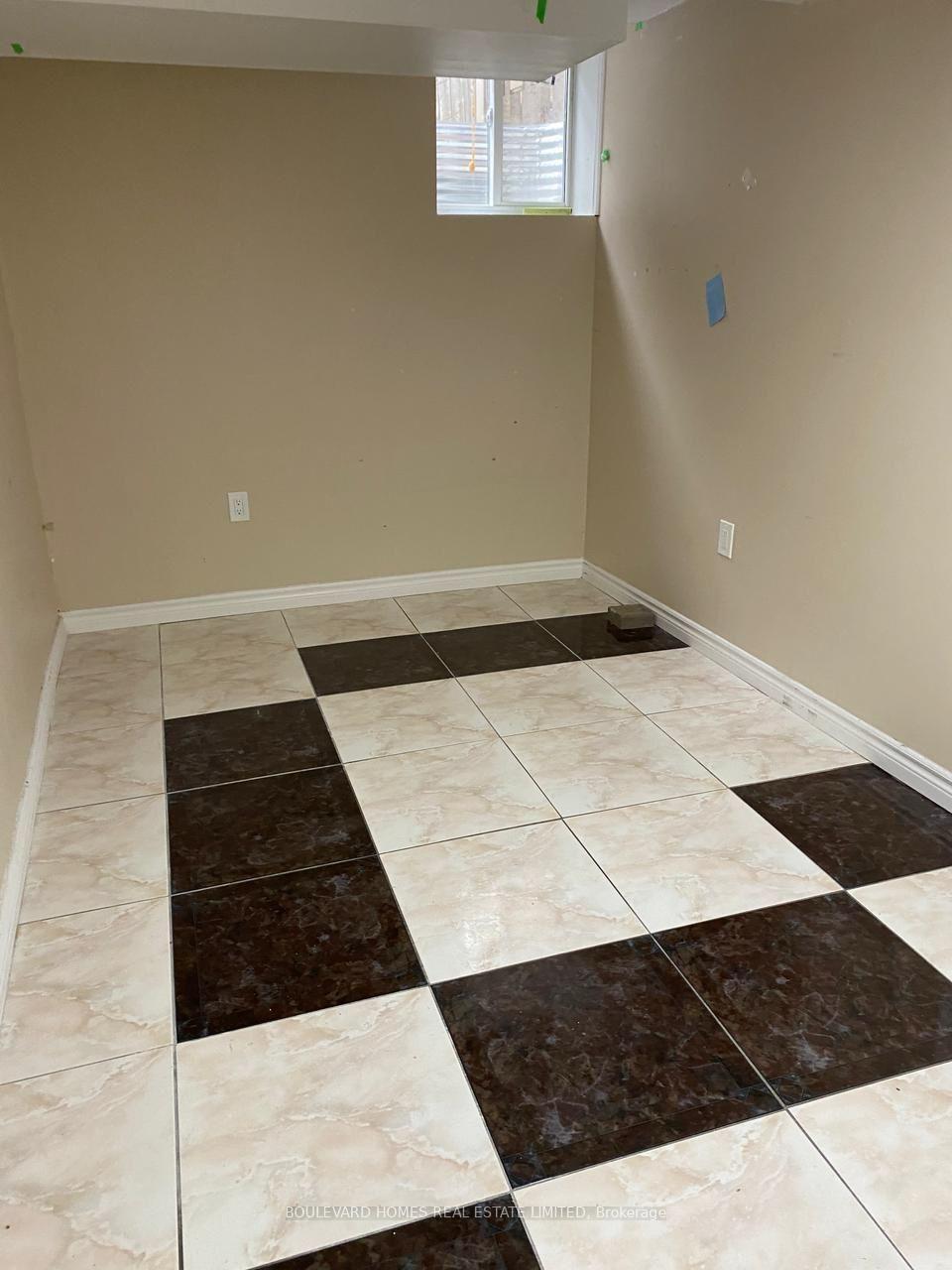 Photo 4 of Unit Basement, 126 Valonia Drive, Brampton, Brampton North — HOMEH