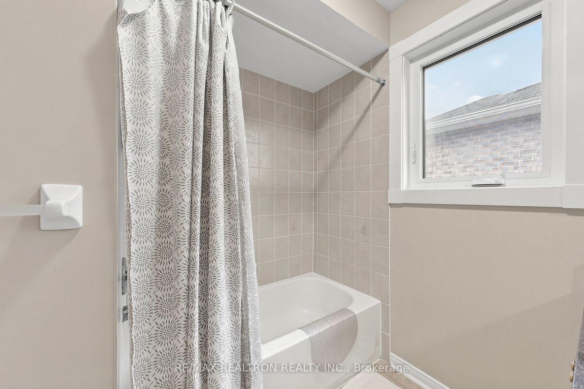 Photo 37 of 47 Birchwood Drive, Barrie, East Bayfield — HOMEH