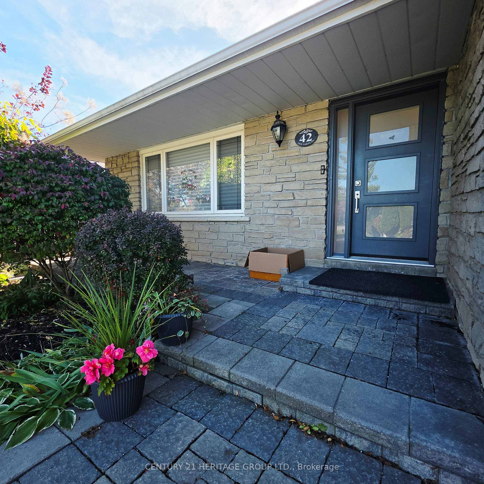 Photo 5 of 42 Fred Valley Drive, Markham, Unionville — HOMEH