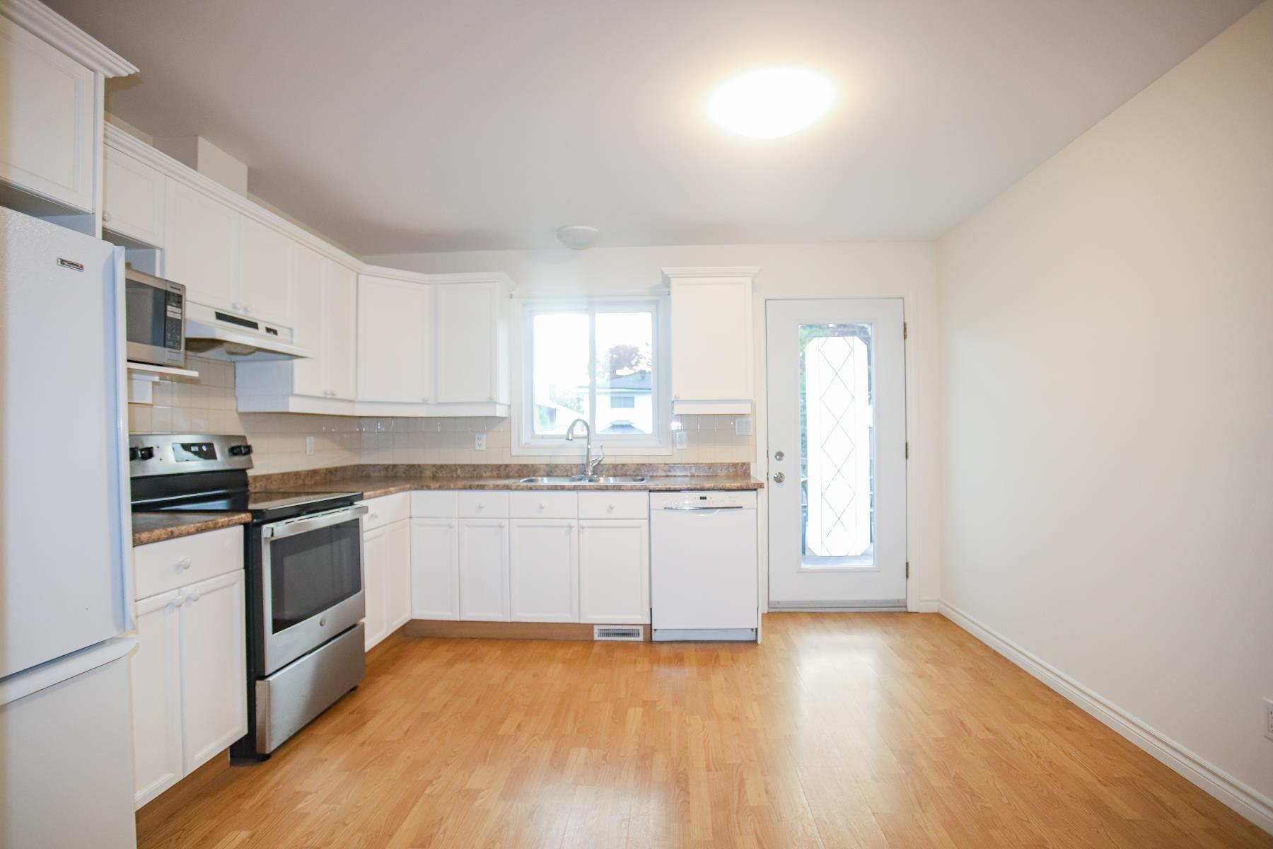 Photo 7 of 882 Pine Street, Sault Ste Marie, Ward 3 — HOMEH