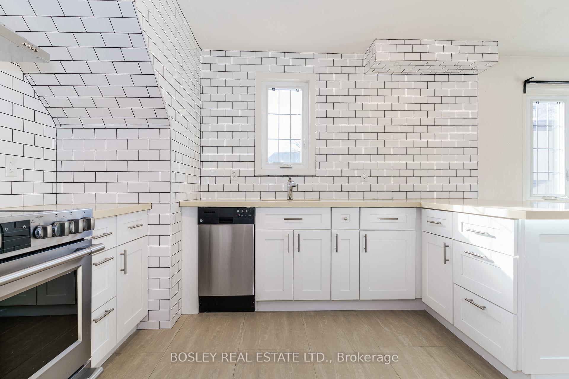 Photo 4 of Unit 5, 308 S Kingsway Road, Toronto, High Park-Swansea — HOMEH
