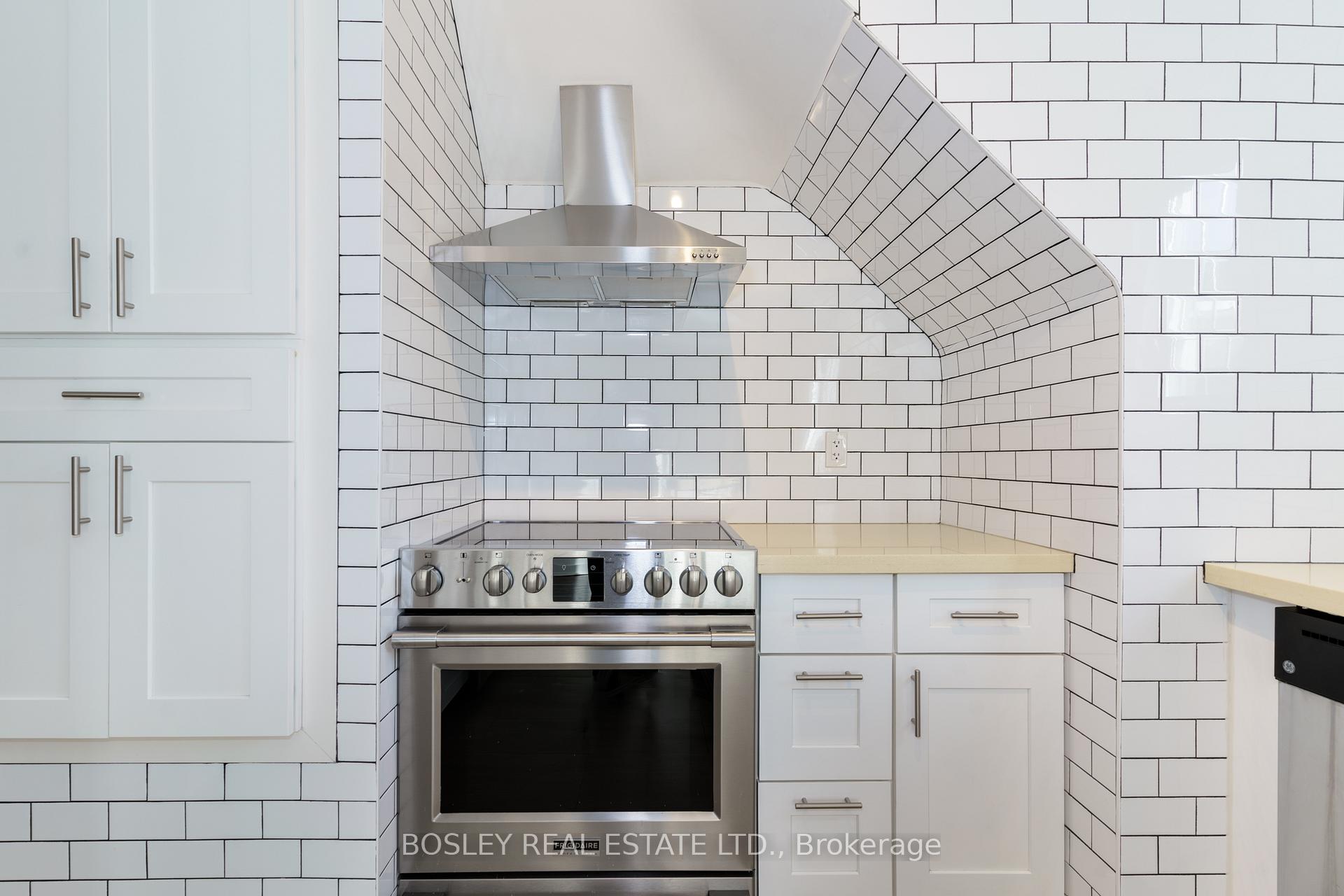 Photo 5 of Unit 5, 308 S Kingsway Road, Toronto, High Park-Swansea — HOMEH