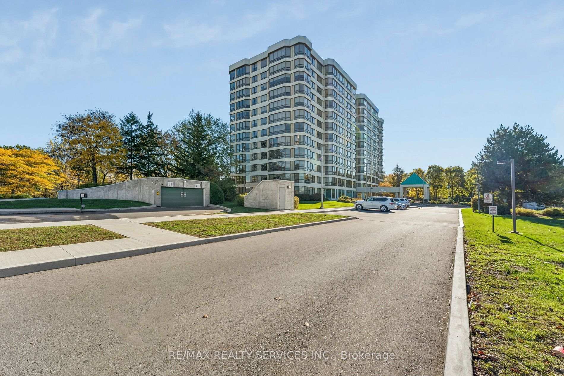 Photo 2 of Unit 1206, 330 Mill Street S, Brampton, Brampton South — HOMEH