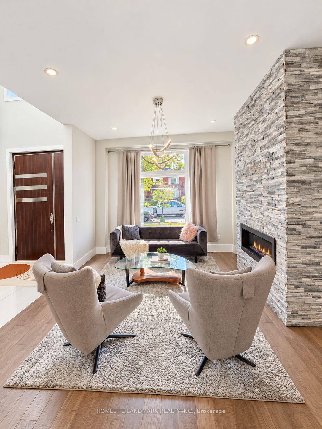 Photo 3 of 15 Wenonah Drive, Mississauga, Port Credit — HOMEH