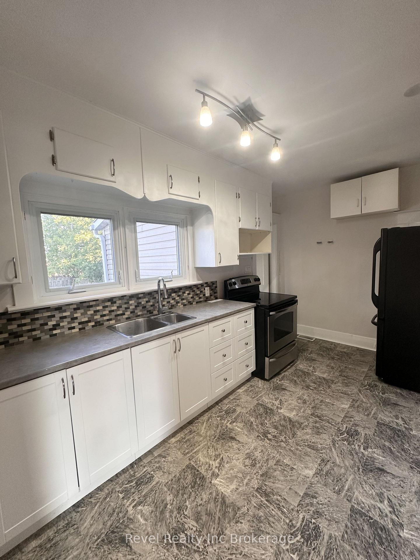 Photo 13 of 162 Brisbin Street, London, East M — HOMEH