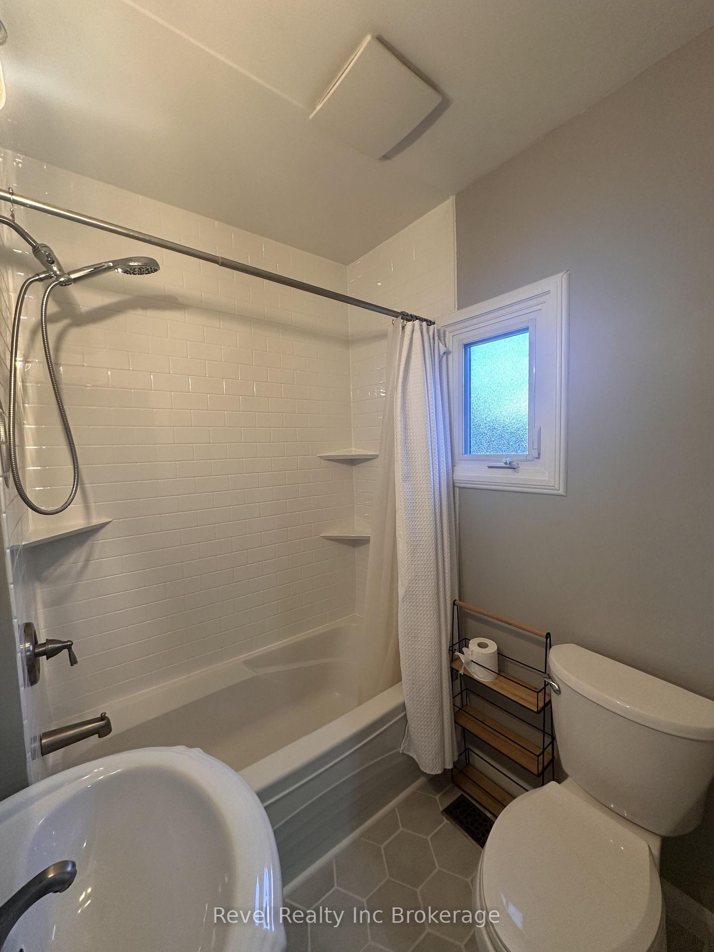 Photo 15 of 162 Brisbin Street, London, East M — HOMEH