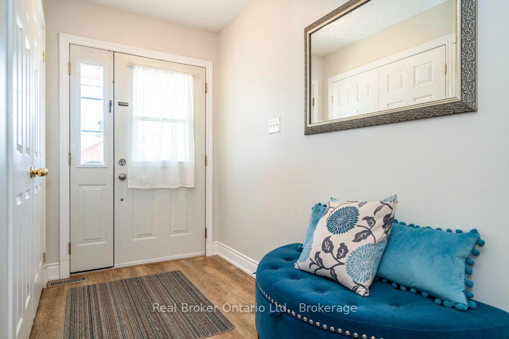 Photo 4 of 22 Burton Crescent, Springwater, Elmvale — HOMEH