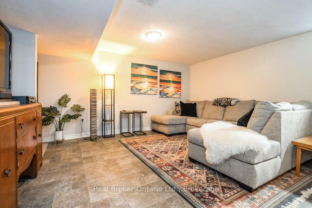Photo 17 of 22 Burton Crescent, Springwater, Elmvale — HOMEH