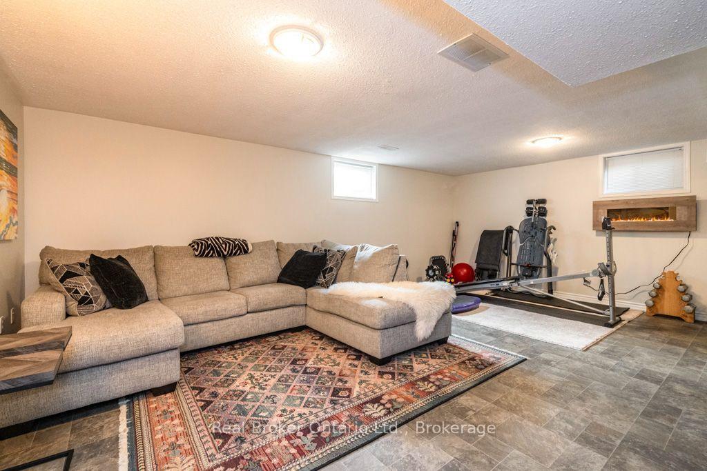 Photo 18 of 22 Burton Crescent, Springwater, Elmvale — HOMEH