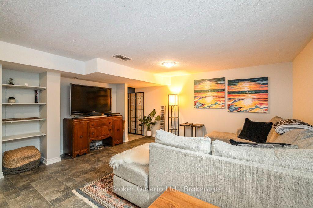 Photo 19 of 22 Burton Crescent, Springwater, Elmvale — HOMEH
