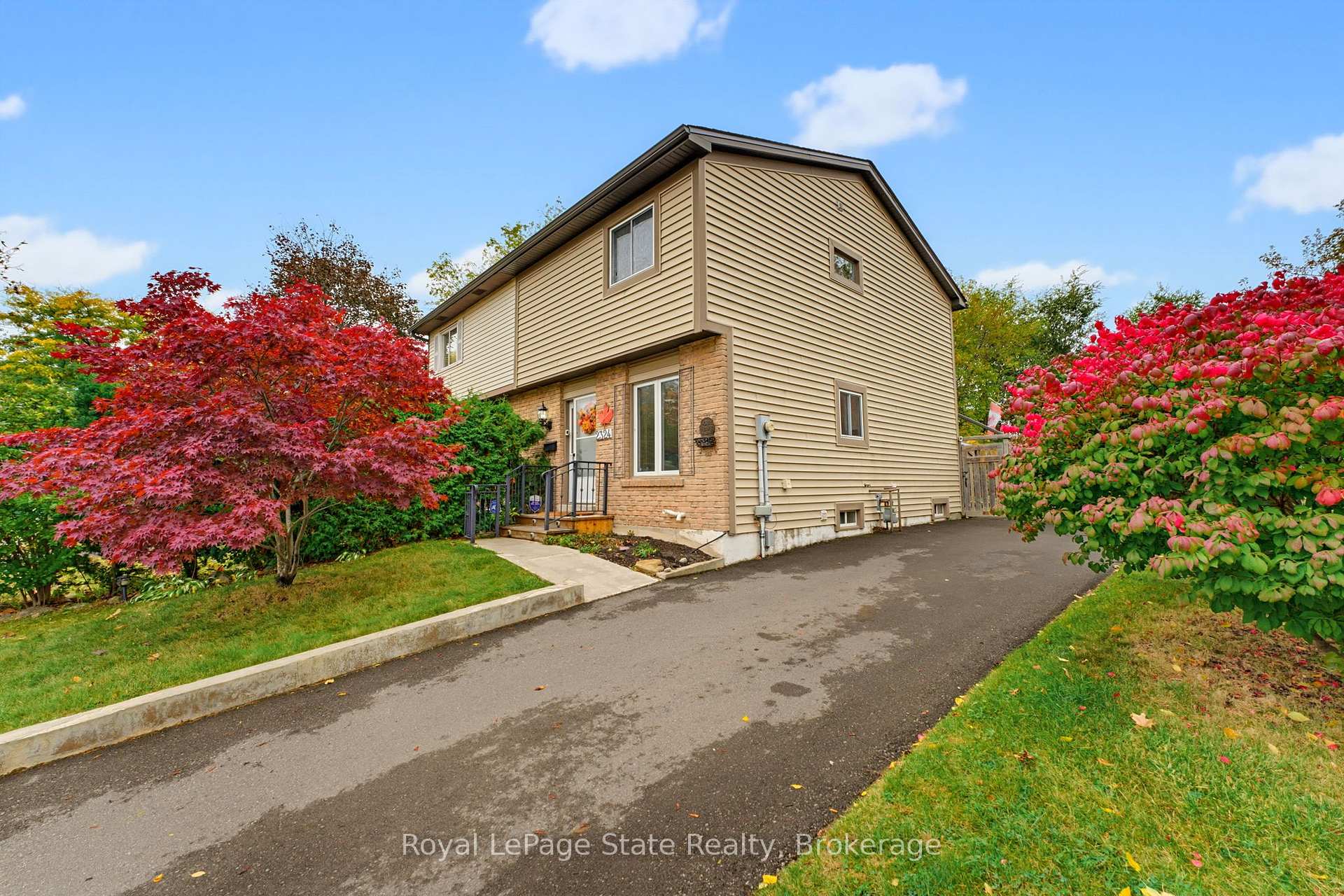 Photo 2 of 2324 Middlesmoor Crescent, Burlington, Brant Hills — HOMEH