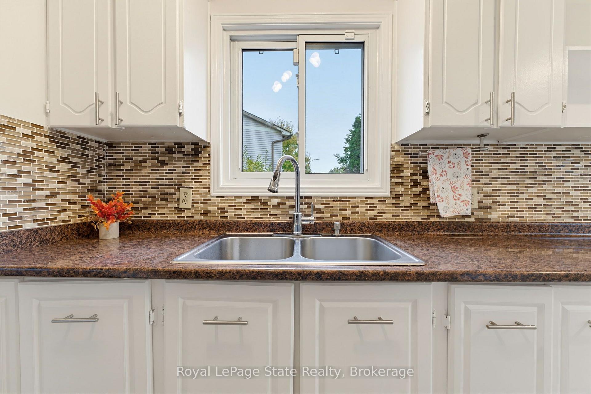 Photo 6 of 2324 Middlesmoor Crescent, Burlington, Brant Hills — HOMEH