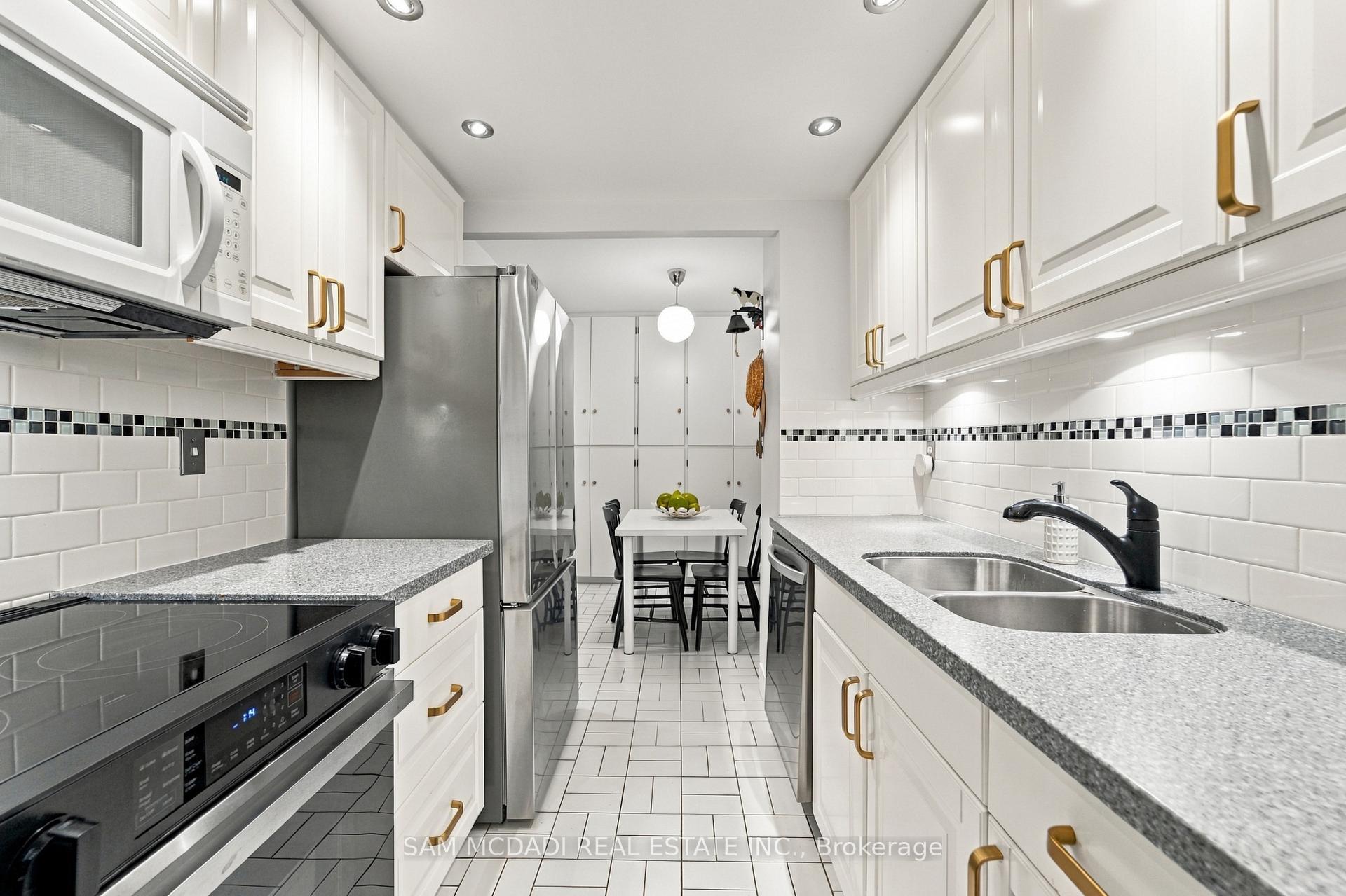 Photo 14 of Unit 206, 812 Burnhamthorpe Road, Etobicoke, Markland Wood — HOMEH
