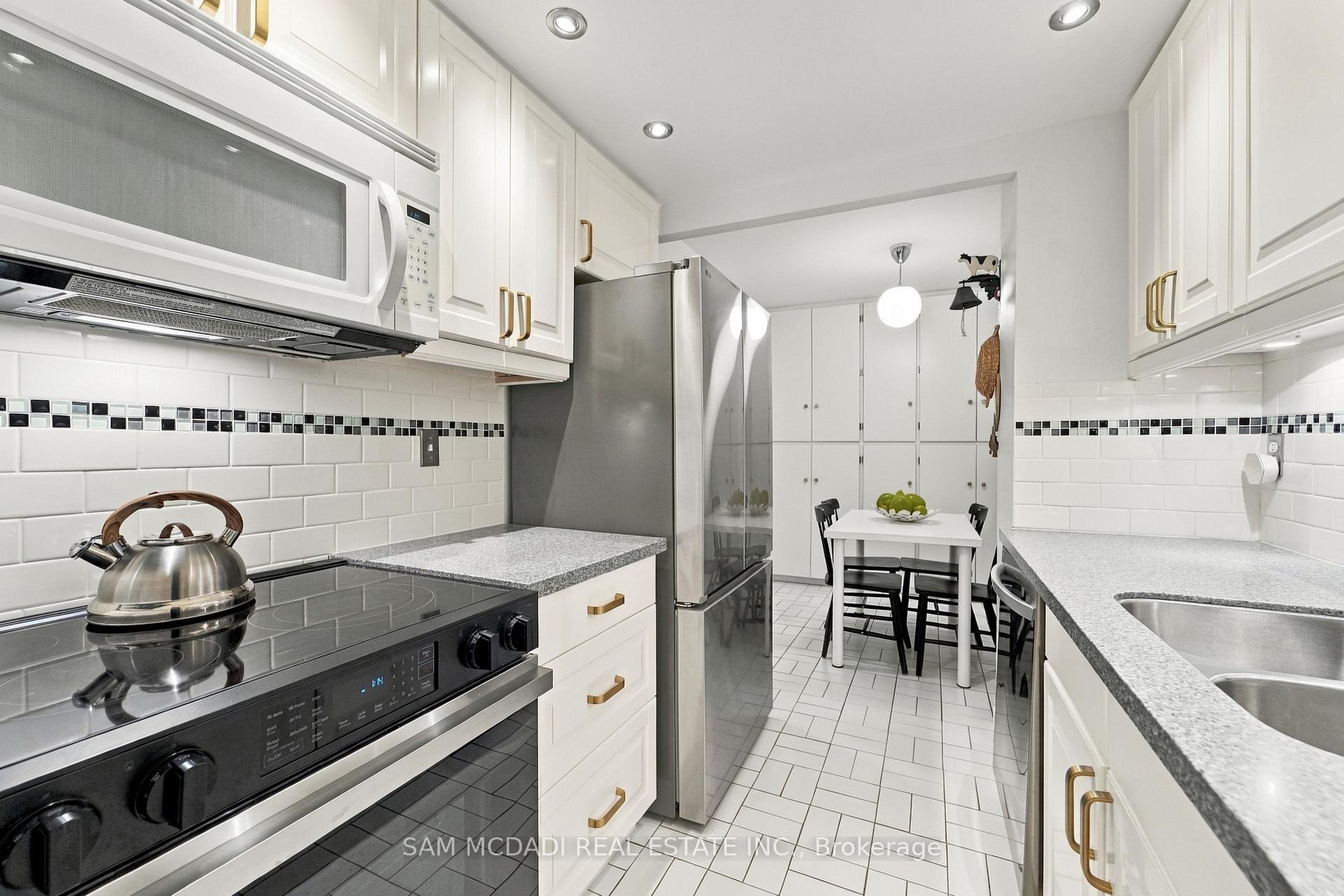 Photo 15 of Unit 206, 812 Burnhamthorpe Road, Etobicoke, Markland Wood — HOMEH