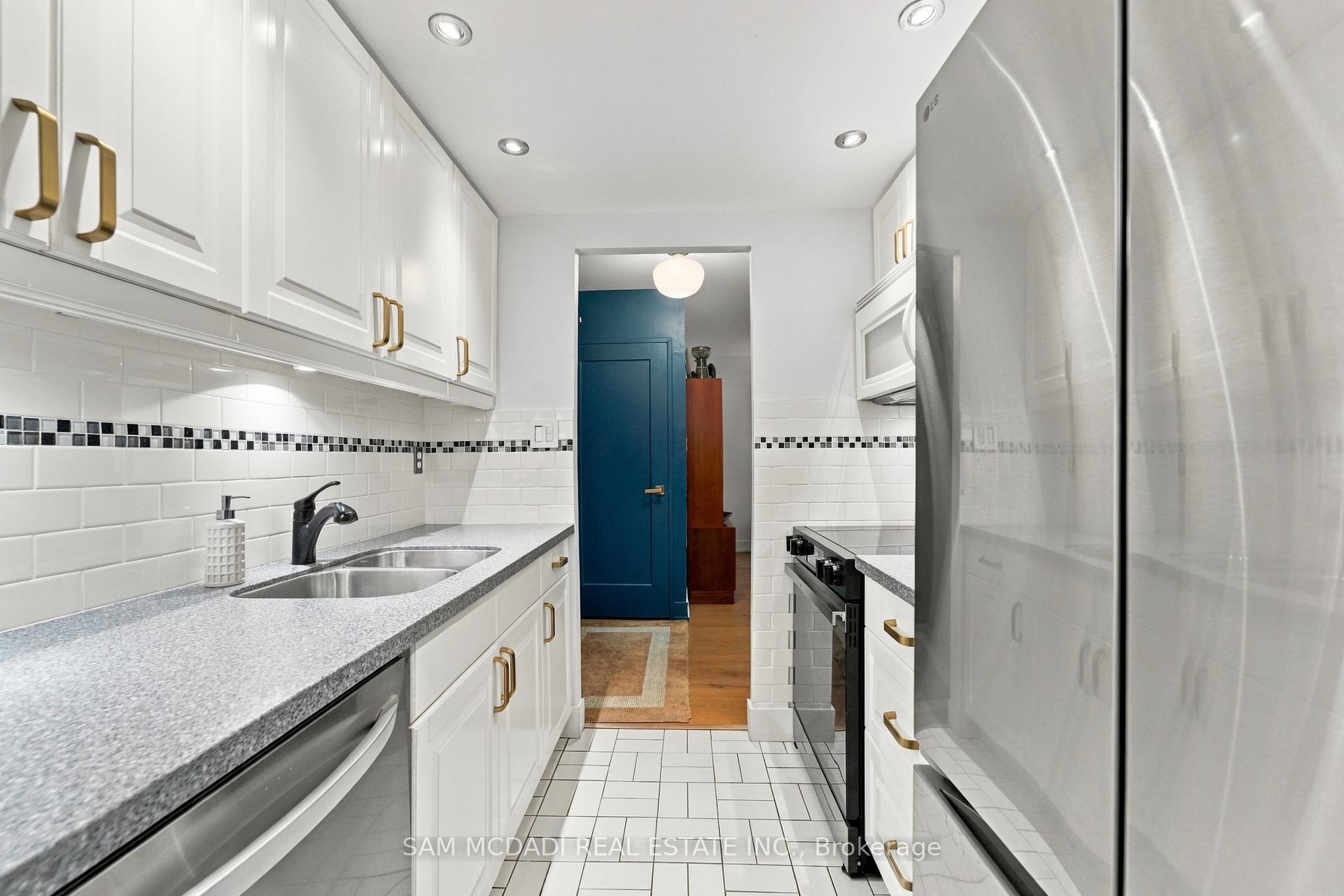 Photo 16 of Unit 206, 812 Burnhamthorpe Road, Etobicoke, Markland Wood — HOMEH