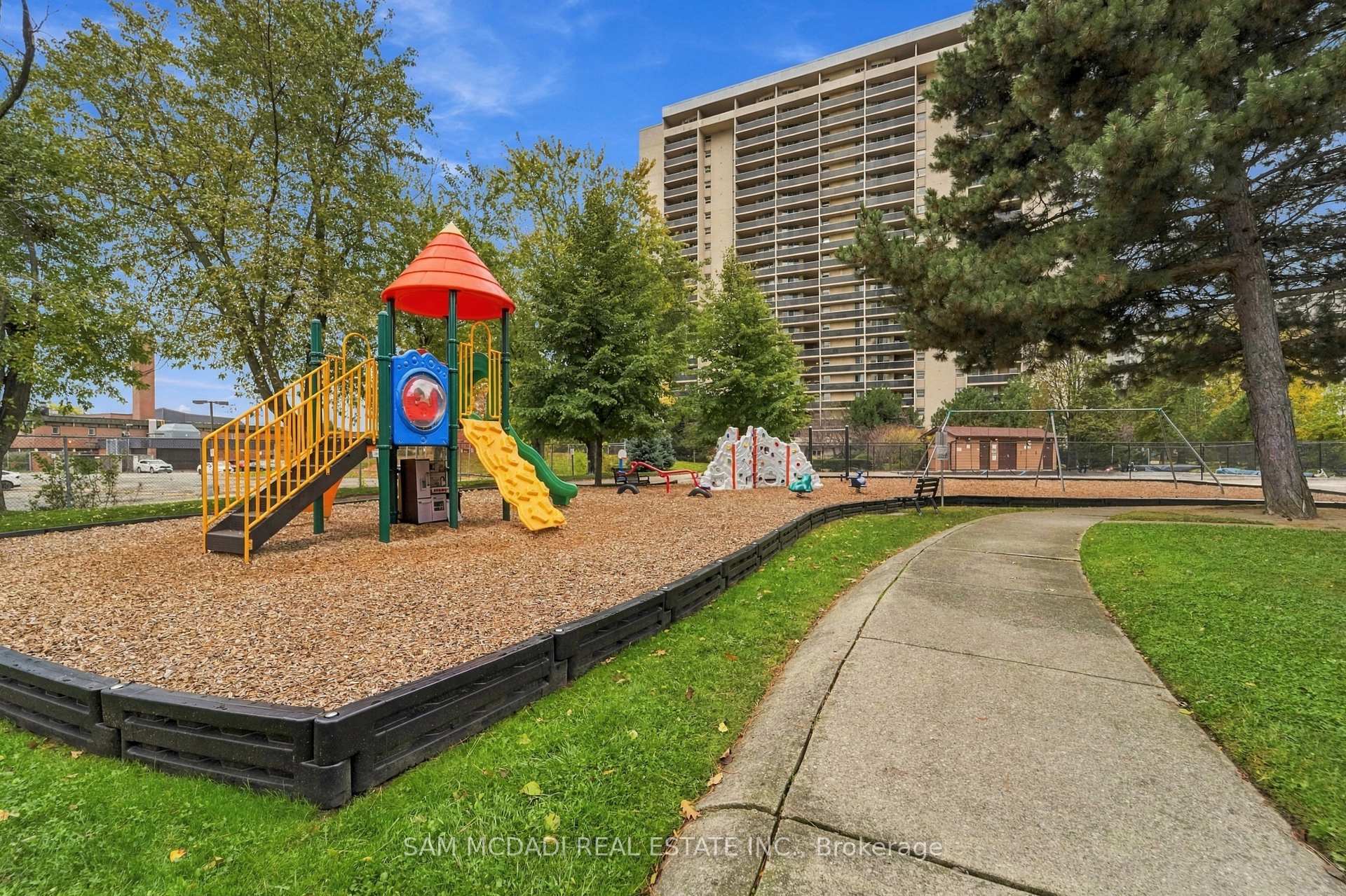 Photo 38 of Unit 206, 812 Burnhamthorpe Road, Etobicoke, Markland Wood — HOMEH