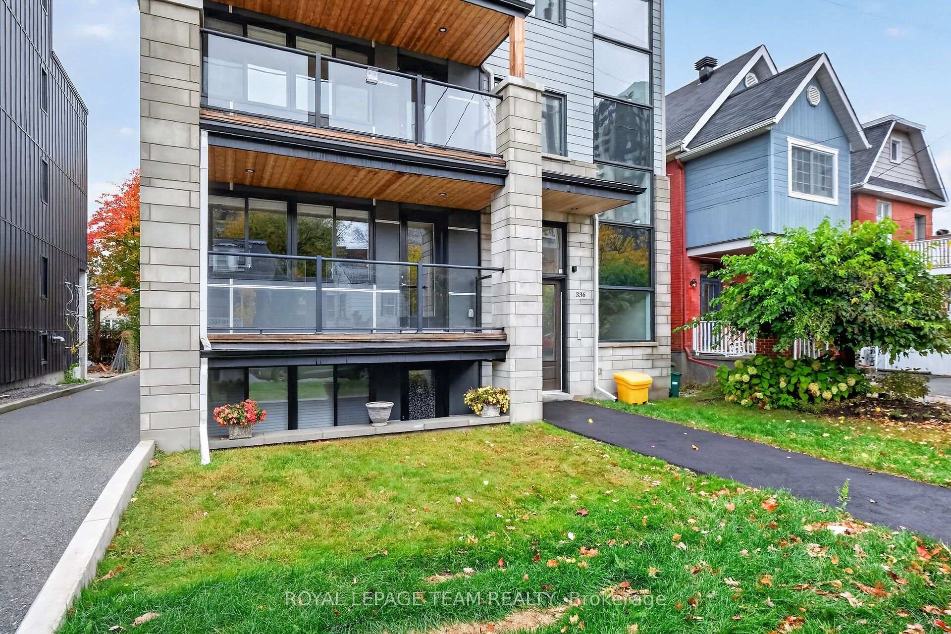 Photo of Unit 2, 336 Tweedsmuir Avenue