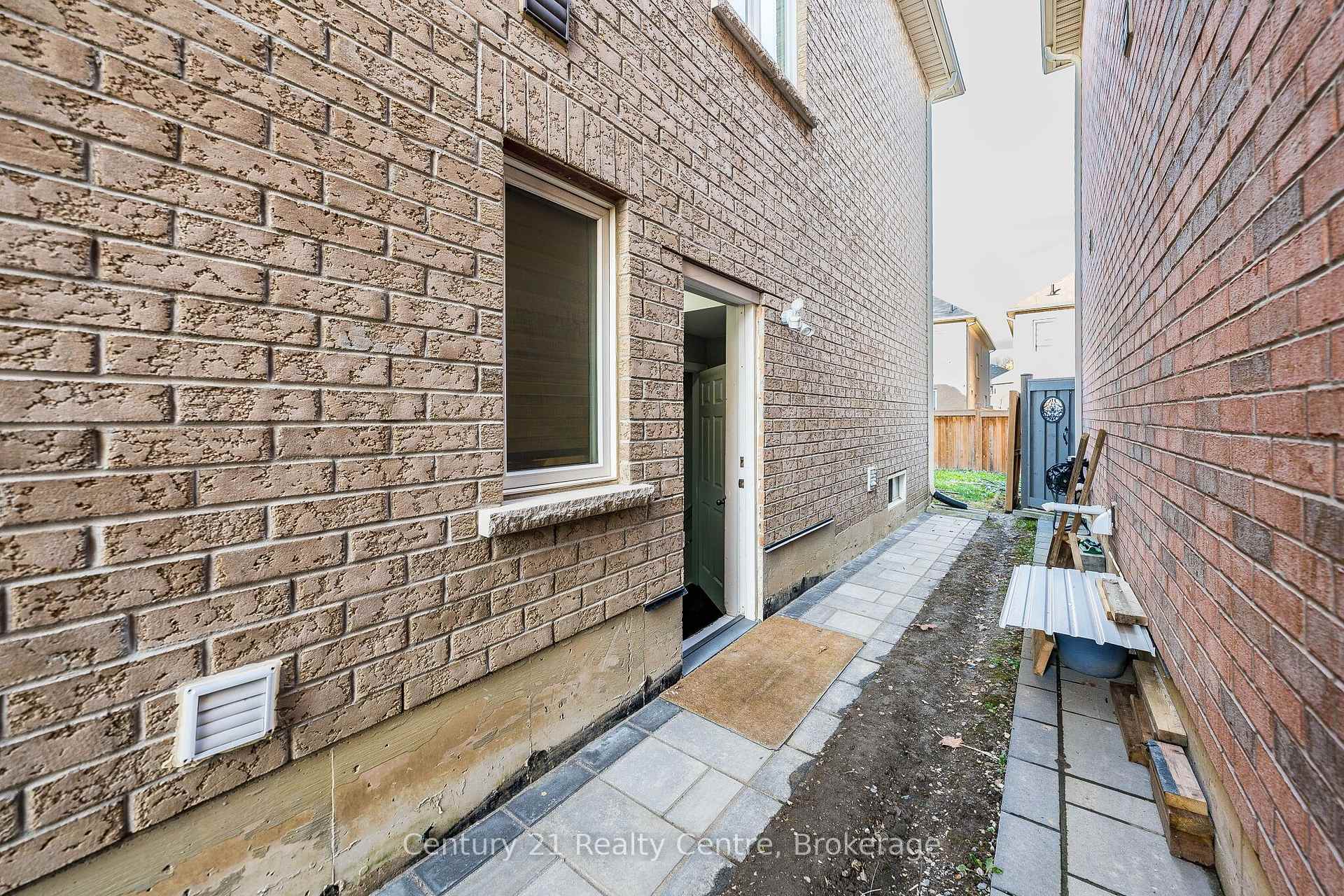 Photo 75 of 355 Royal West Drive W, Brampton, Credit Valley — HOMEH