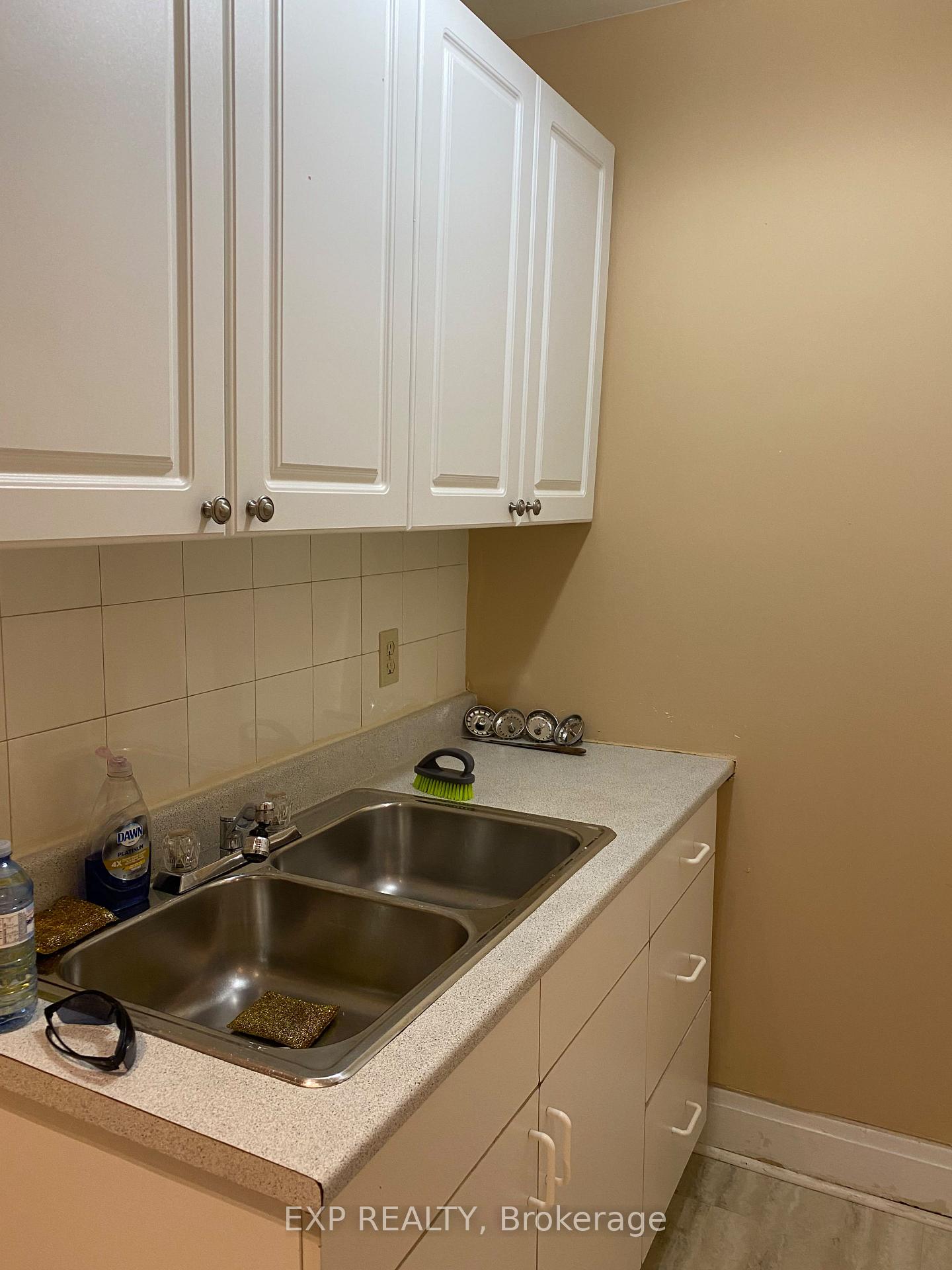 Photo 5 of Unit #WEST, 1ST, 2 South Drive, St. Catharines, Old Glenridge — HOMEH
