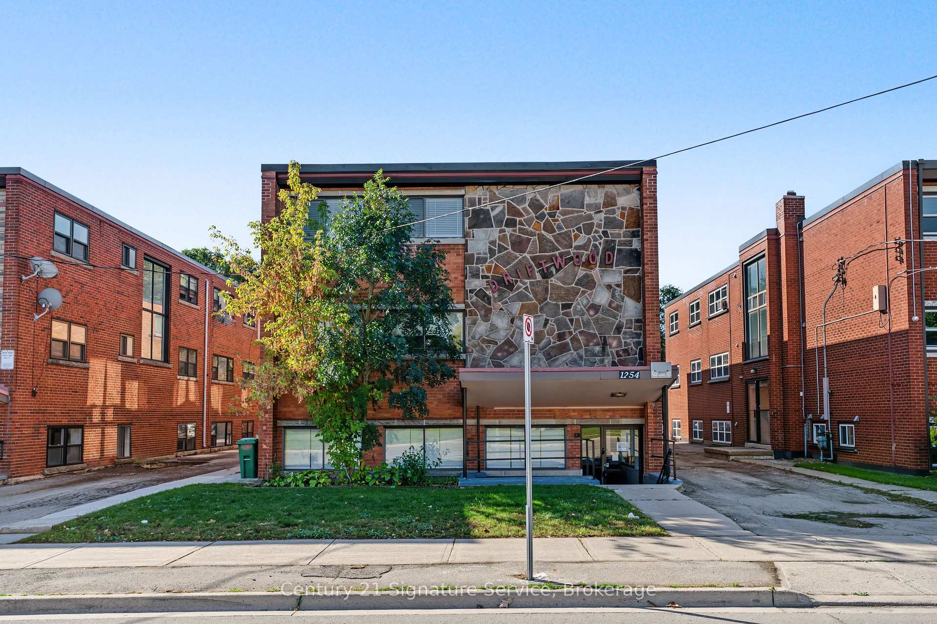 Photo 2 of 1254 Fennell Avenue E, Hamilton, Huntington — HOMEH