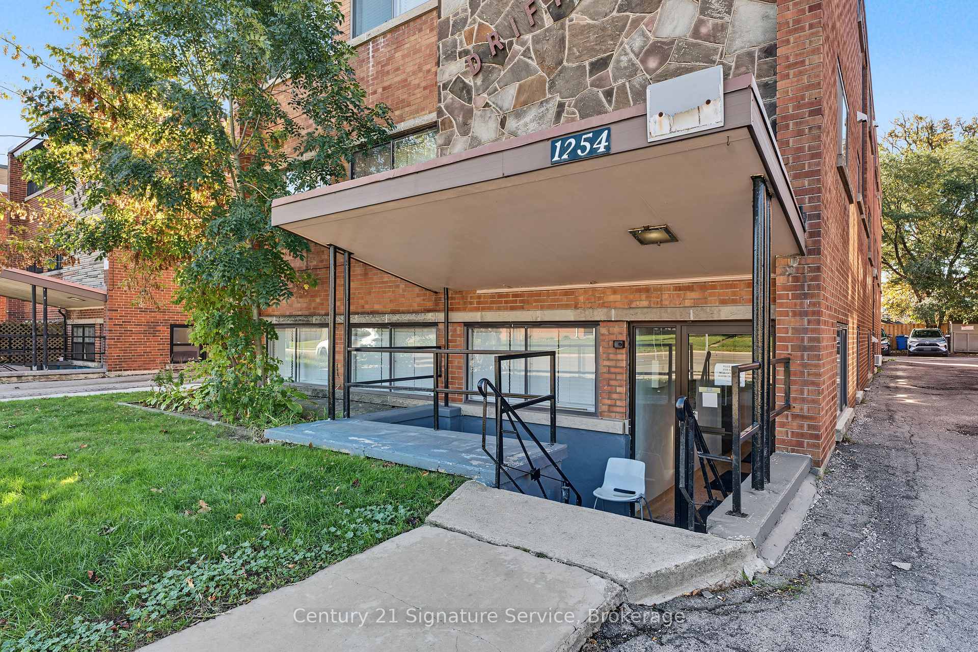 Photo 3 of 1254 Fennell Avenue E, Hamilton, Huntington — HOMEH