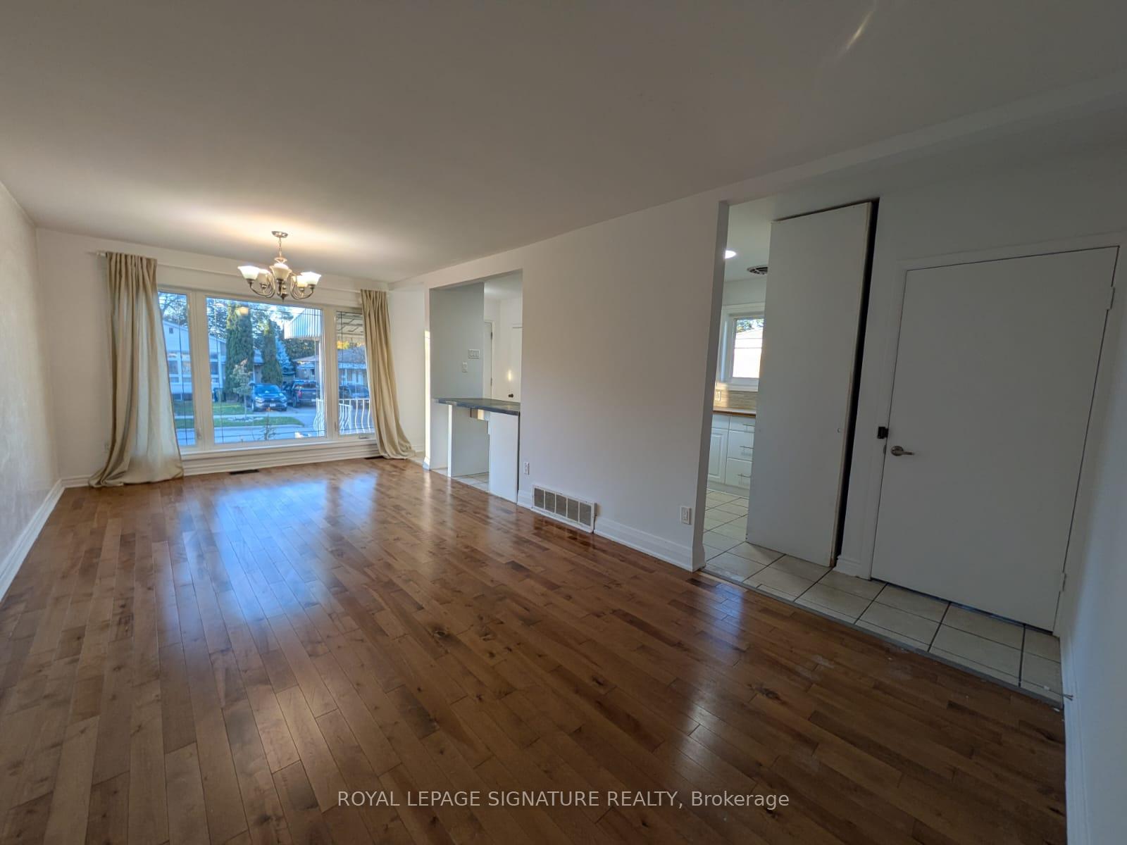 Photo 2 of 26 Trinnell Boulevard, Scarborough, Clairlea-Birchmount — HOMEH