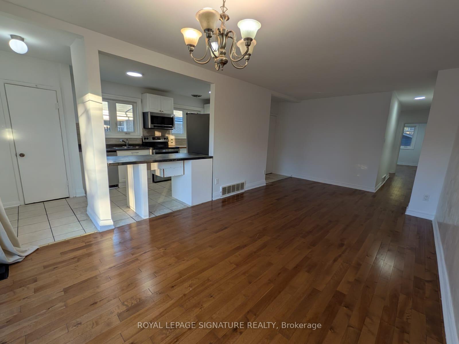 Photo 3 of 26 Trinnell Boulevard, Scarborough, Clairlea-Birchmount — HOMEH