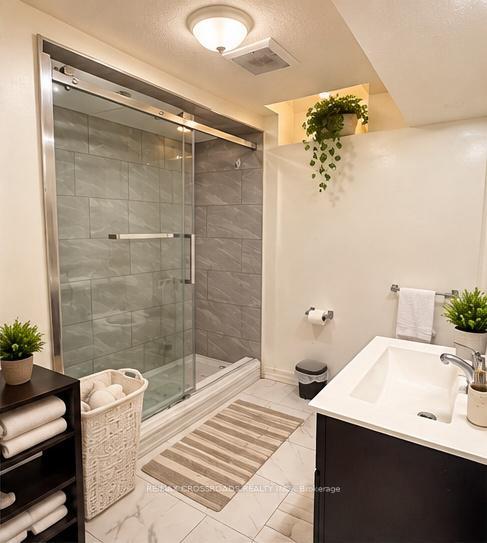 Photo 5 of 52 Norman Ross Drive, Markham, Middlefield — HOMEH