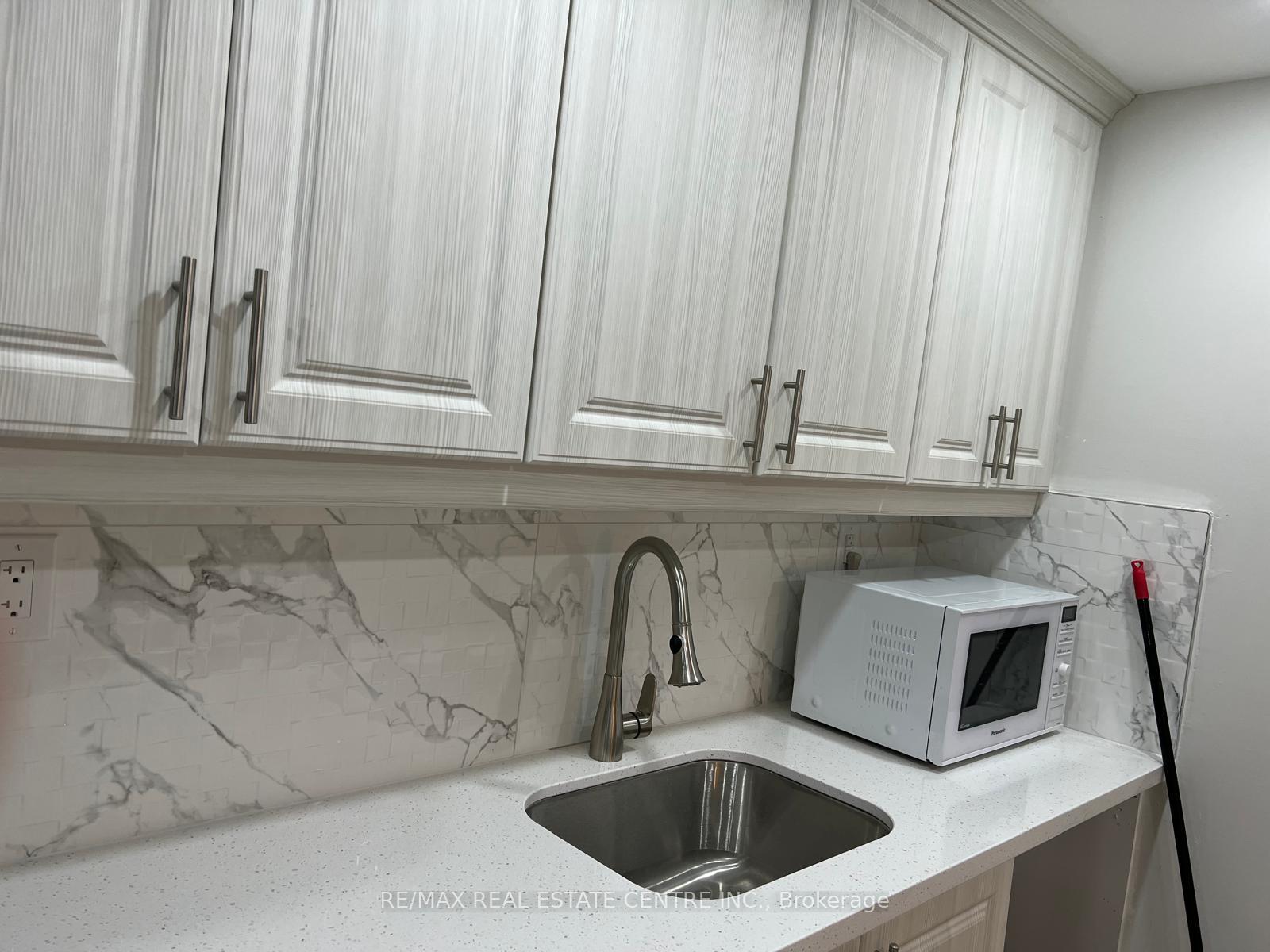Photo 5 of 210 Valleyway Drive, Brampton, Credit Valley — HOMEH