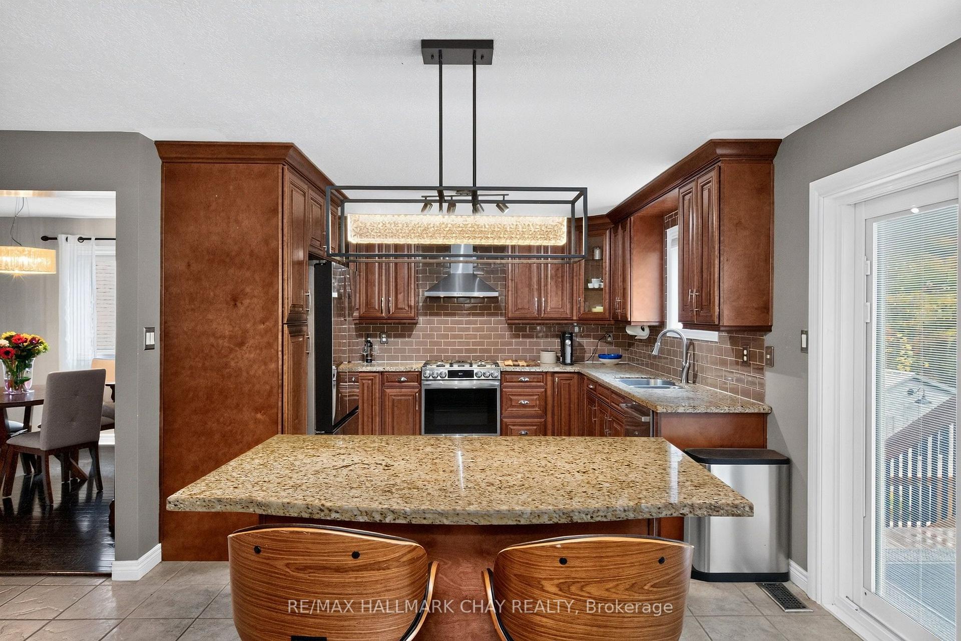 Photo 5 of 31 Mckenzie Crescent, Barrie, Ardagh — HOMEH
