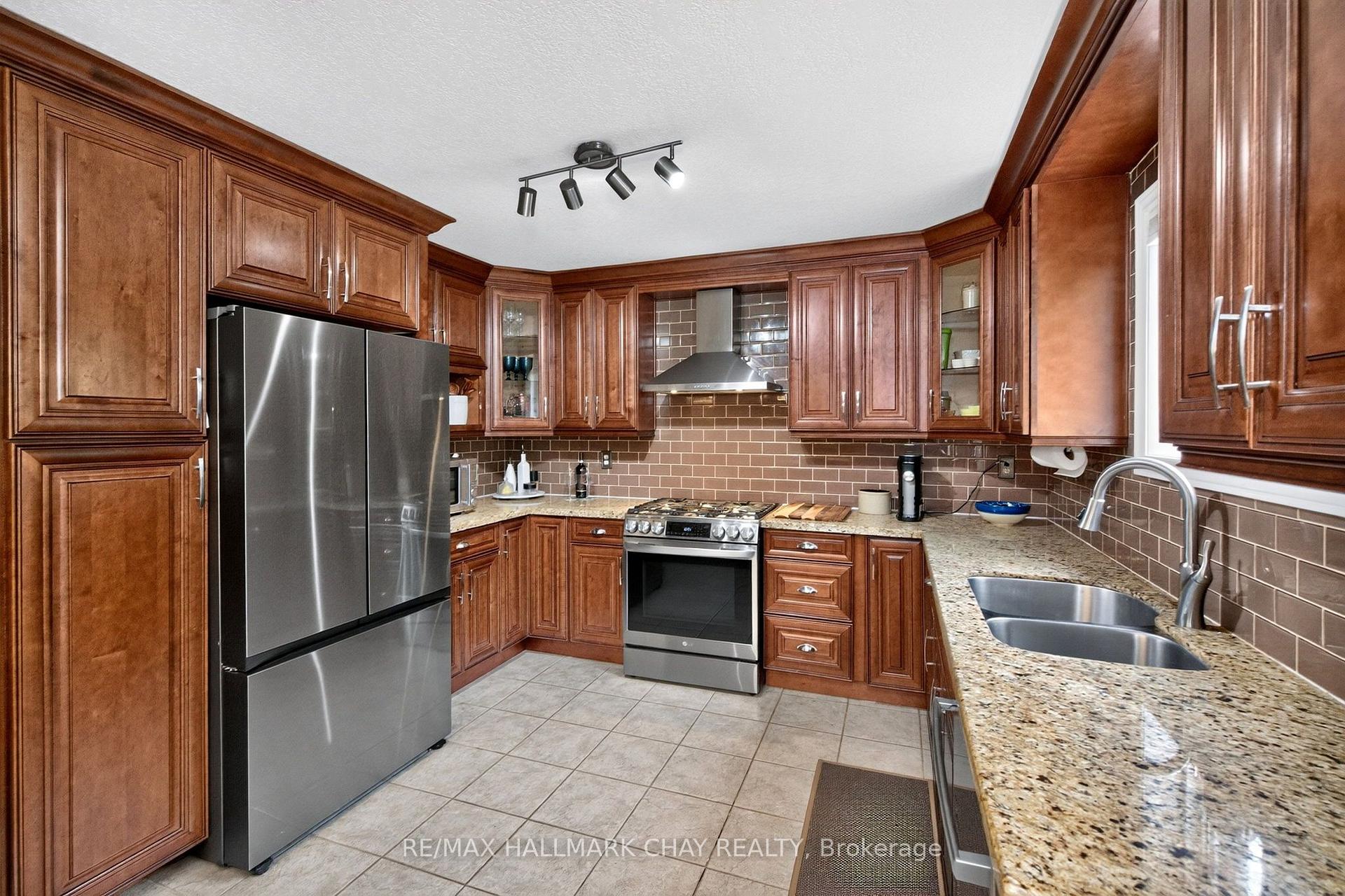 Photo 6 of 31 Mckenzie Crescent, Barrie, Ardagh — HOMEH