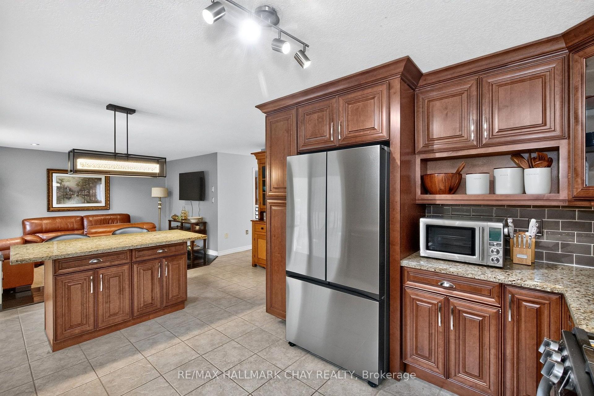 Photo 7 of 31 Mckenzie Crescent, Barrie, Ardagh — HOMEH