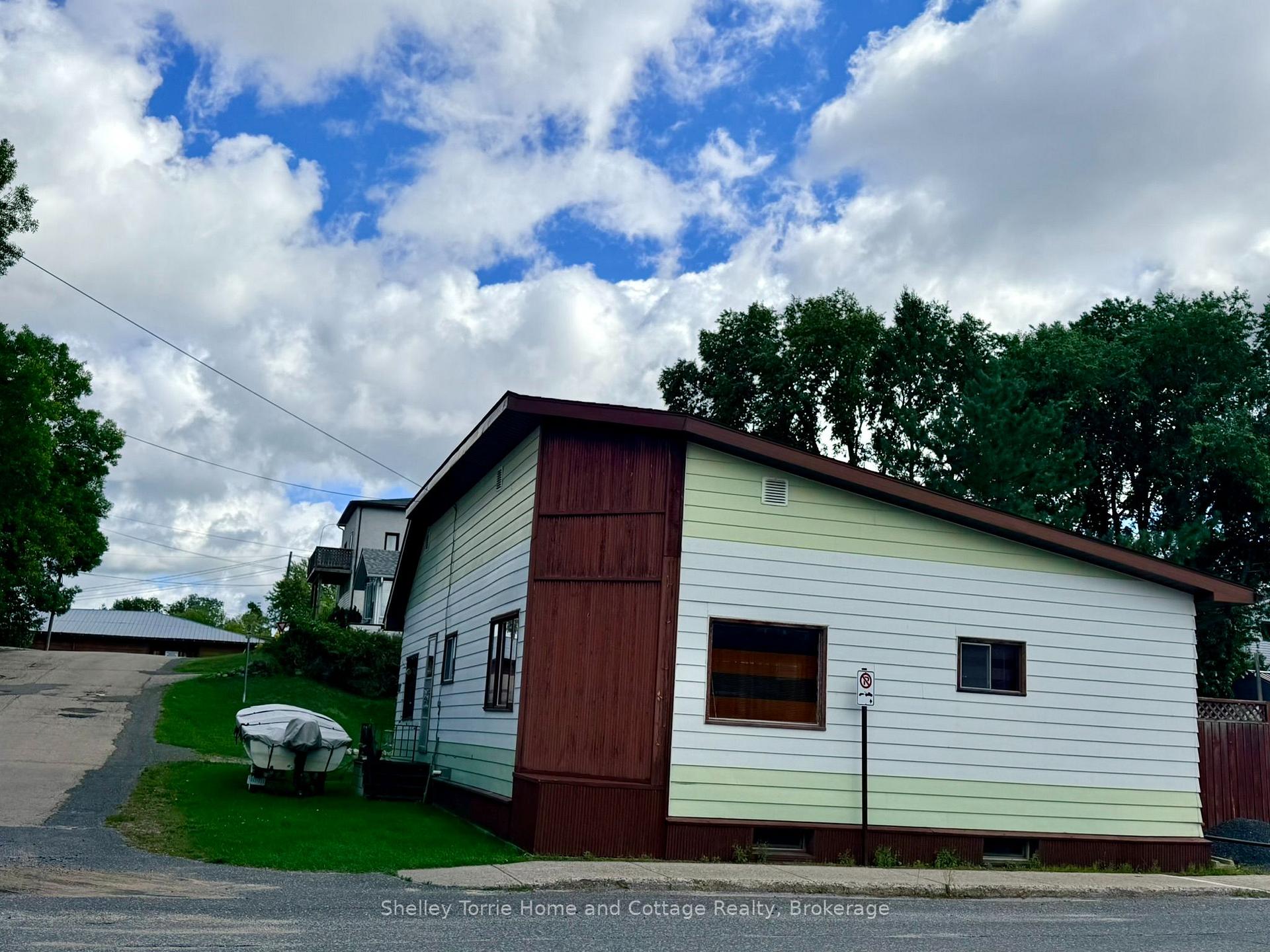 Photo 2 of 613 Front Street, Kenora, Keewatin — HOMEH