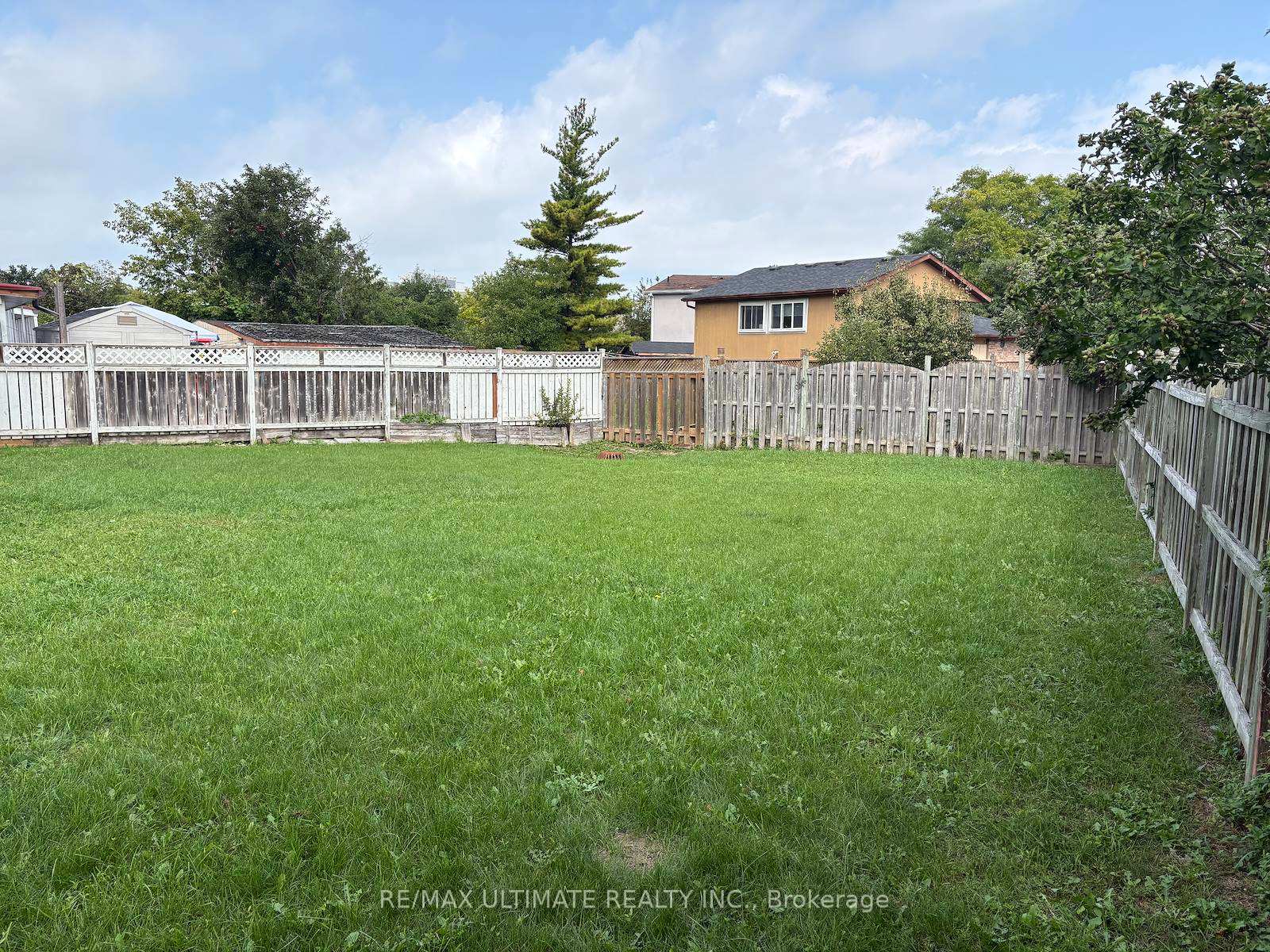 Photo 8 of 22 Sultan Pool Drive, Etobicoke, West Humber-Clairville — HOMEH