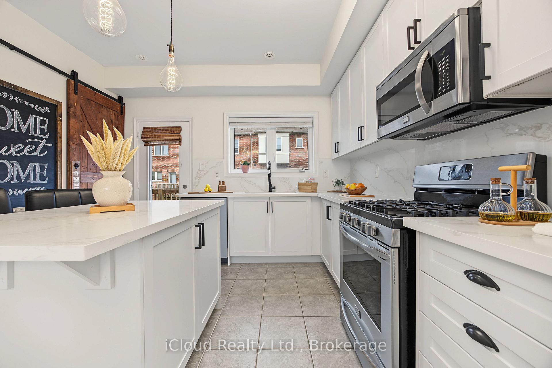 Photo 12 of 49 Aspen Hills Road, Brampton, Credit Valley — HOMEH