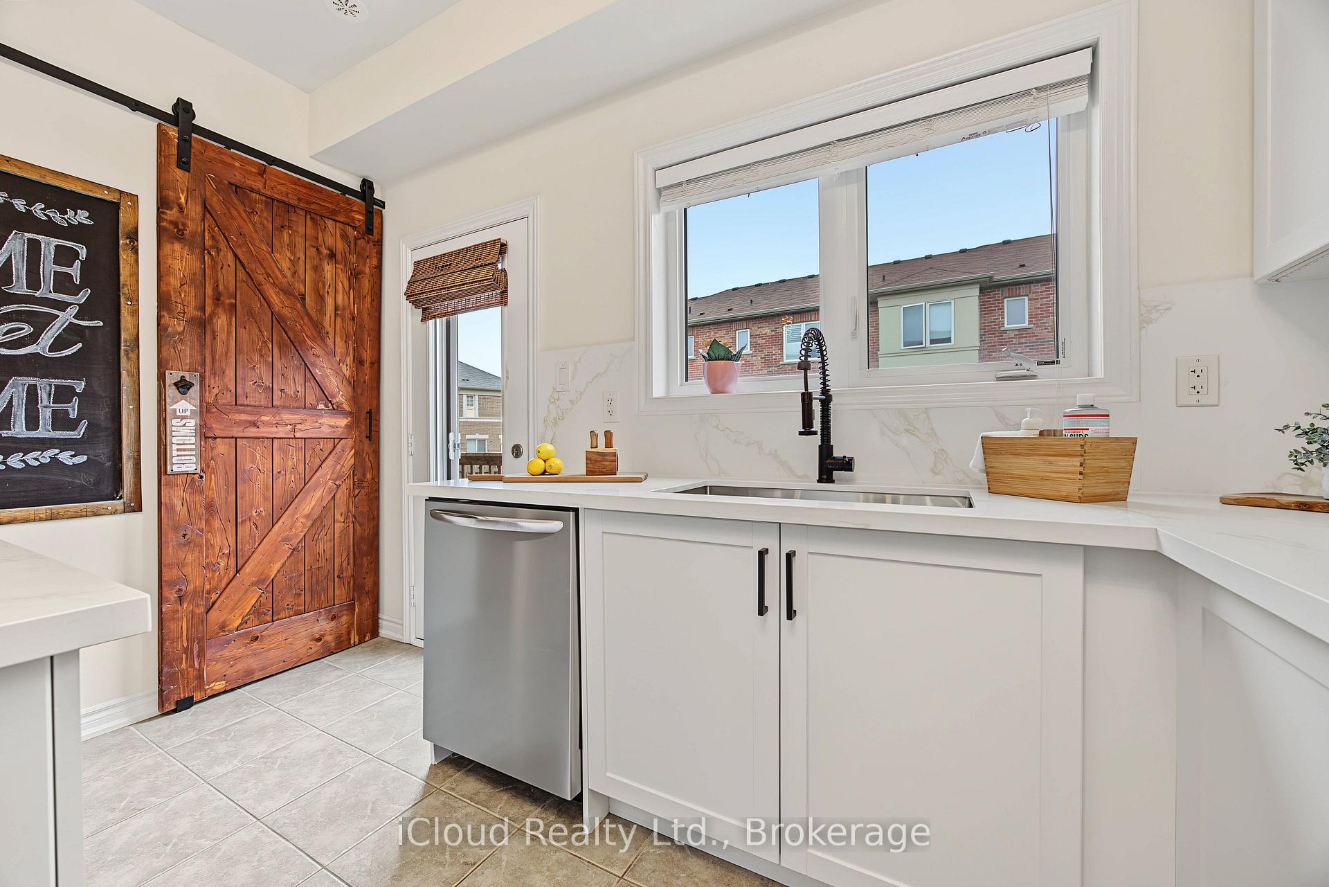 Photo 13 of 49 Aspen Hills Road, Brampton, Credit Valley — HOMEH