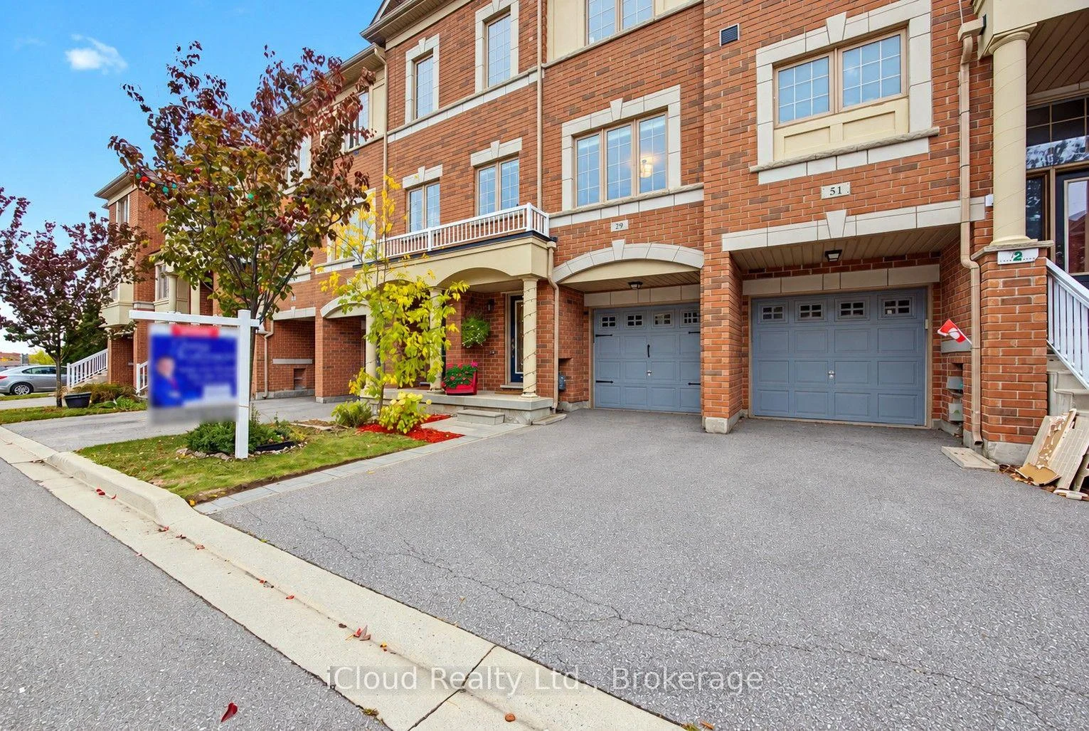 Photo 4 of 49 Aspen Hills Road, Brampton, Credit Valley — HOMEH