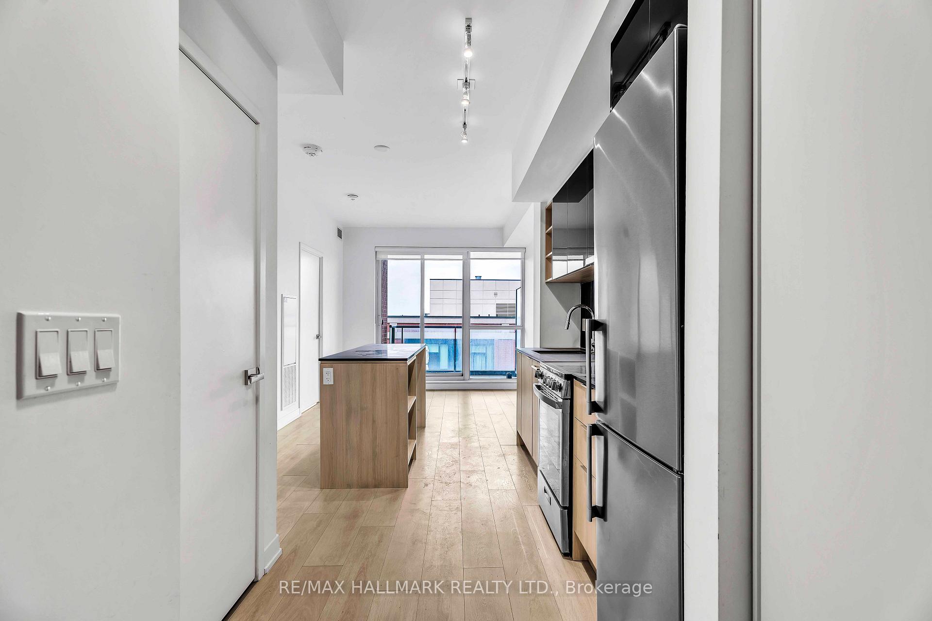 Photo 3 of Unit 905, 31 Tippett Road, North York, Clanton Park — HOMEH