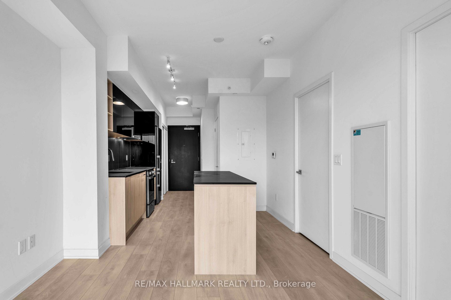 Photo 7 of Unit 905, 31 Tippett Road, North York, Clanton Park — HOMEH