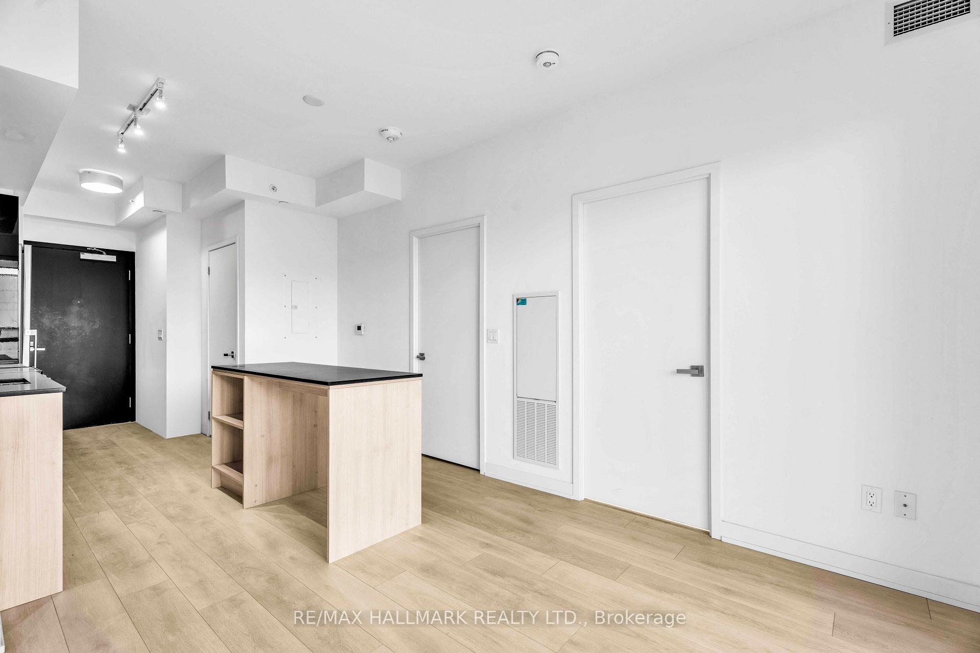 Photo 8 of Unit 905, 31 Tippett Road, North York, Clanton Park — HOMEH