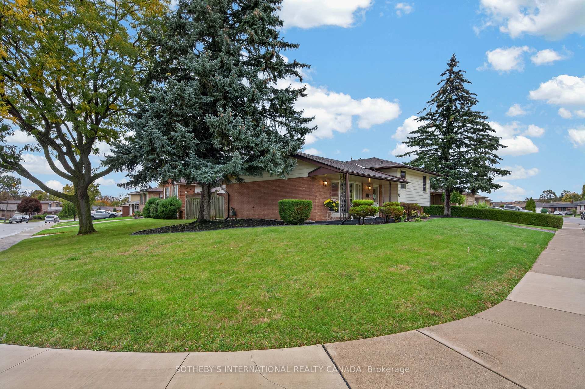 Photo 4 of 83 Marcella Crescent SW, Hamilton, Gershome — HOMEH