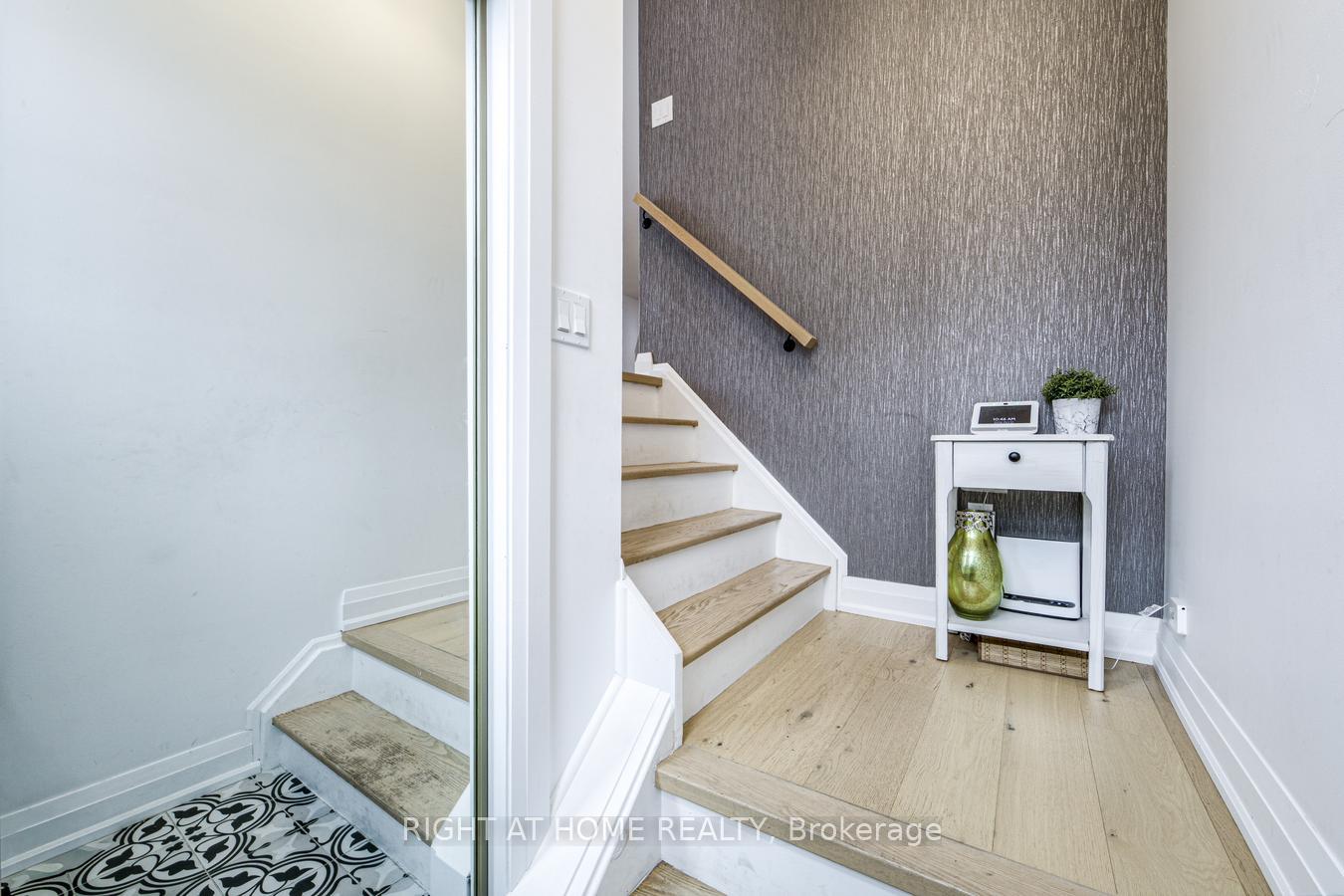 Photo 6 of 84 Aberdeen Avenue, Vaughan, East Woodbridge — HOMEH