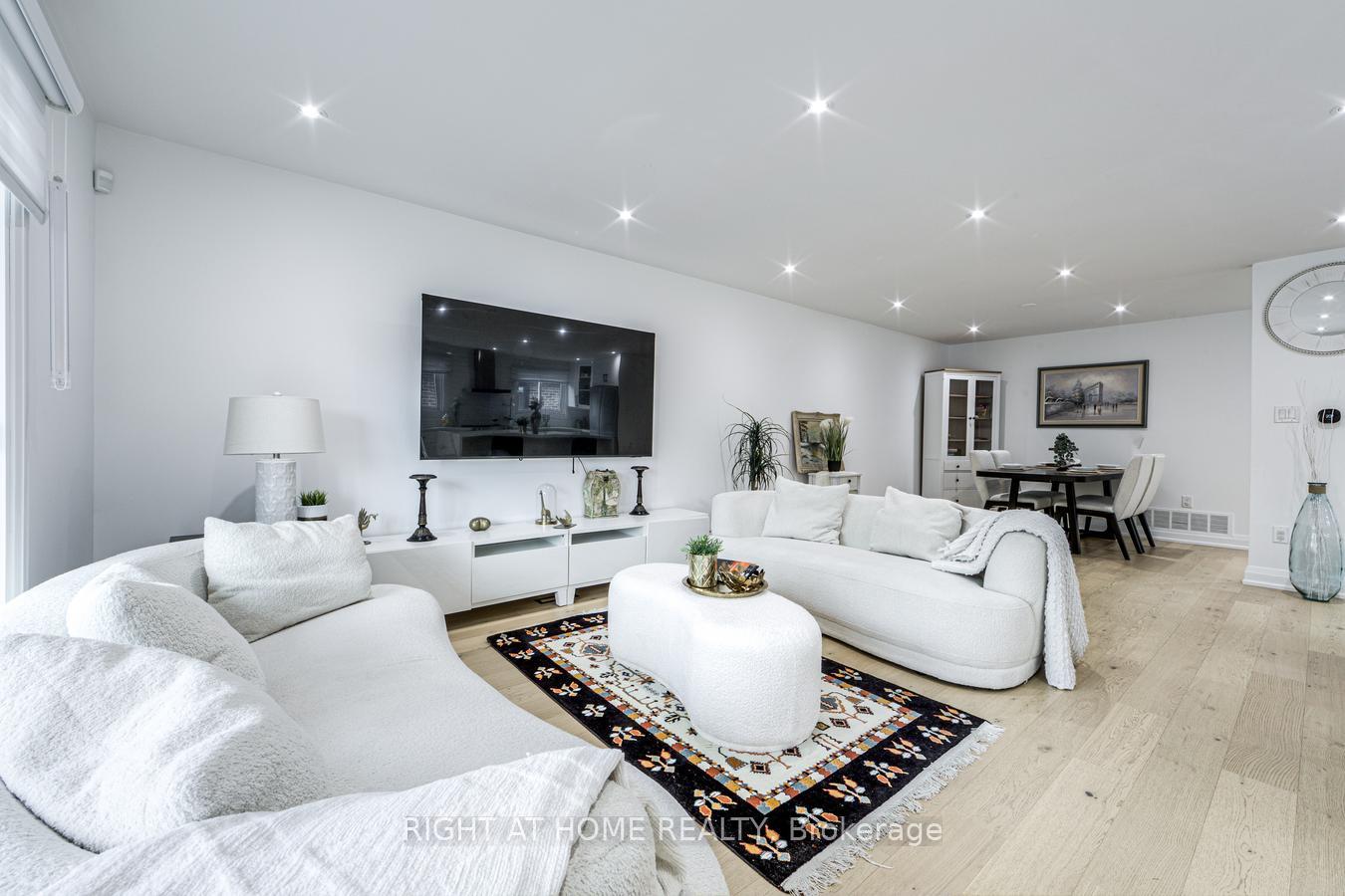 Photo 8 of 84 Aberdeen Avenue, Vaughan, East Woodbridge — HOMEH