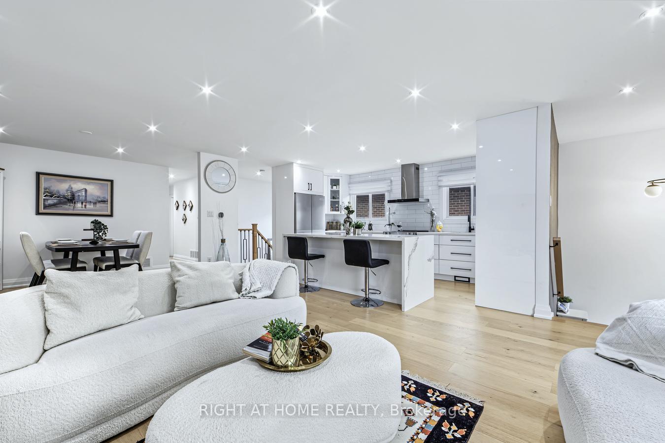Photo 11 of 84 Aberdeen Avenue, Vaughan, East Woodbridge — HOMEH