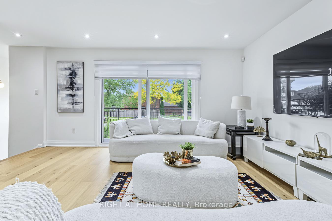 Photo 12 of 84 Aberdeen Avenue, Vaughan, East Woodbridge — HOMEH