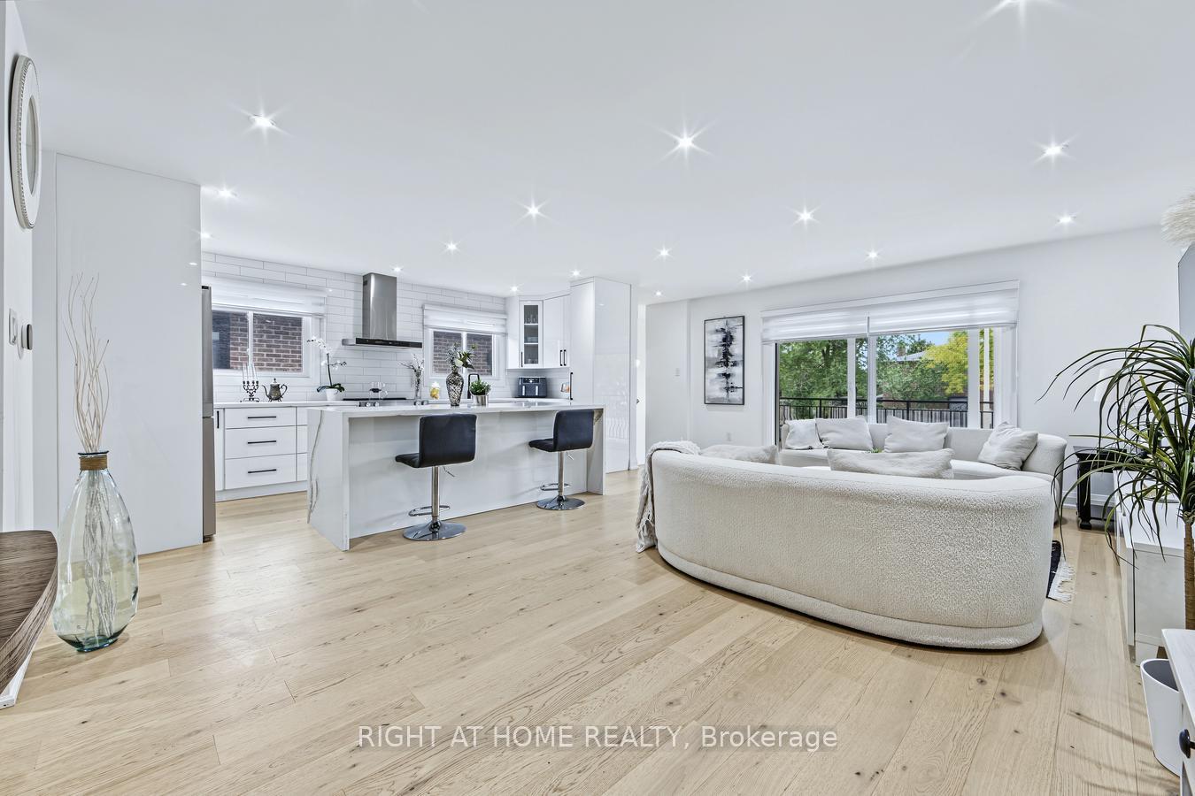 Photo 13 of 84 Aberdeen Avenue, Vaughan, East Woodbridge — HOMEH