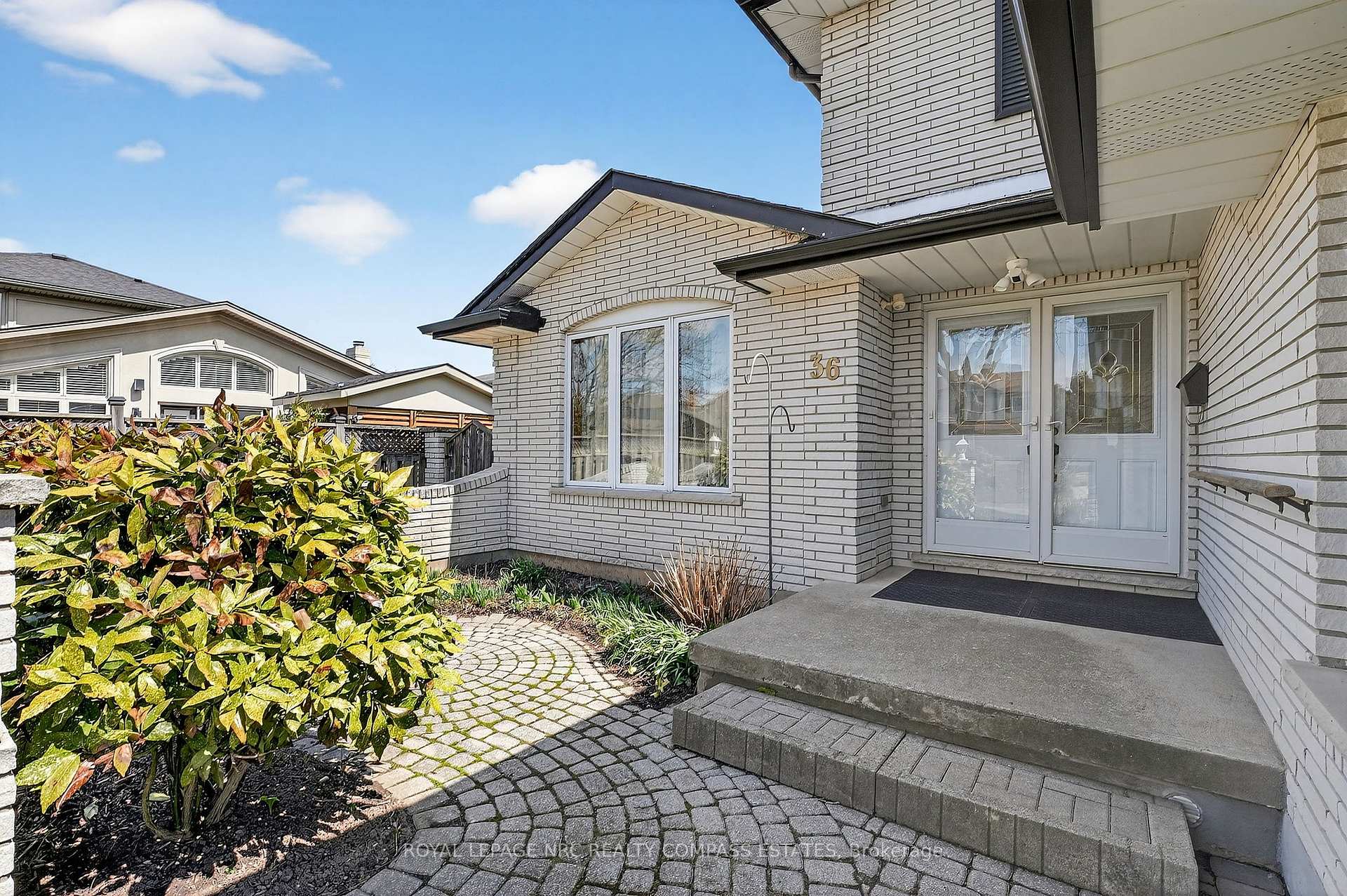 Photo 4 of 36 Chancery Circle, St. Catharines, Vine/Linwell — HOMEH